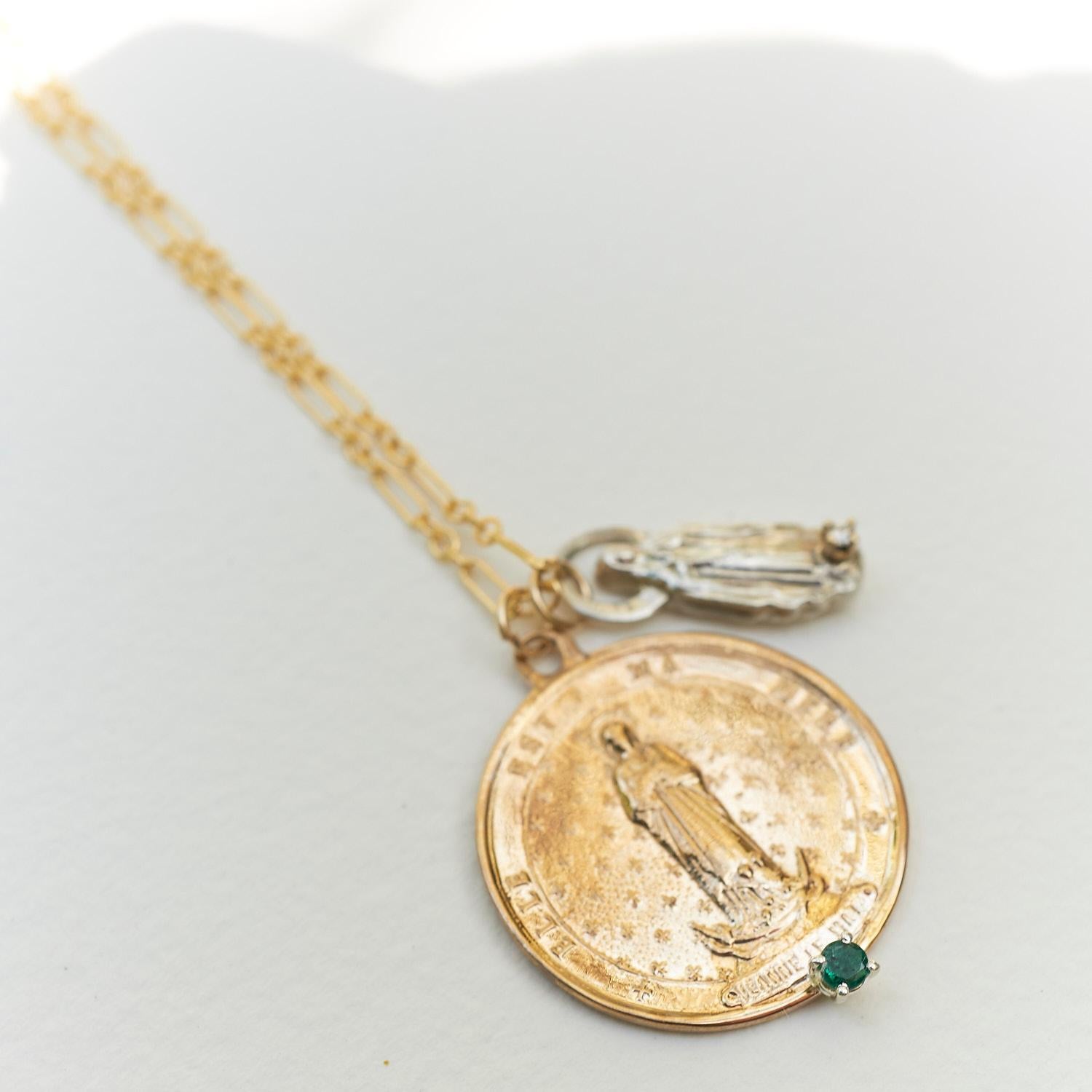 Taille brillant J Dauphin Collier long en argent et bronze avec émeraudes, diamants blancs et chaîne épaisse et médailles en vente