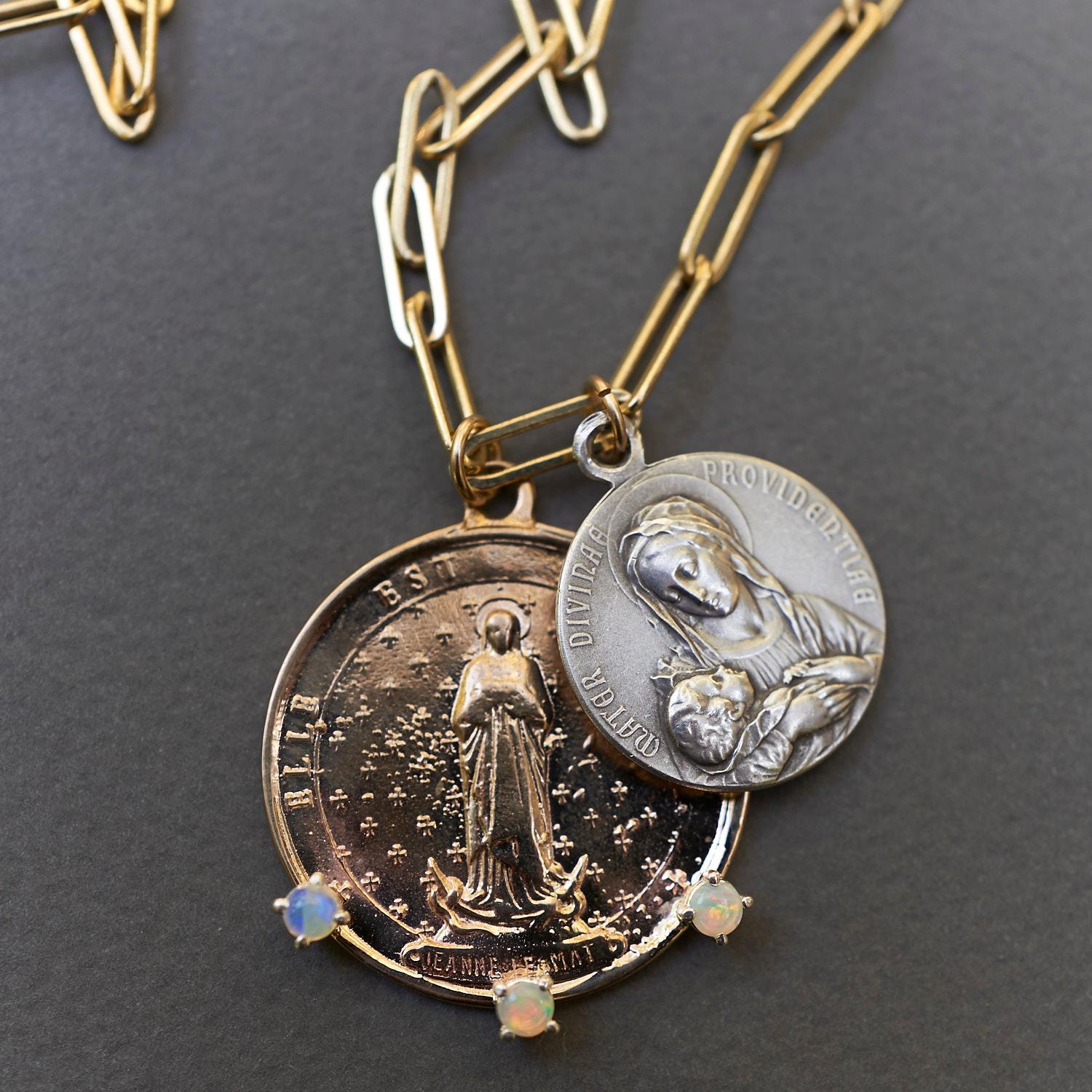 J Dauphin Collier long en argent et bronze avec émeraudes, diamants blancs et chaîne épaisse et médailles Neuf - En vente à Los Angeles, CA