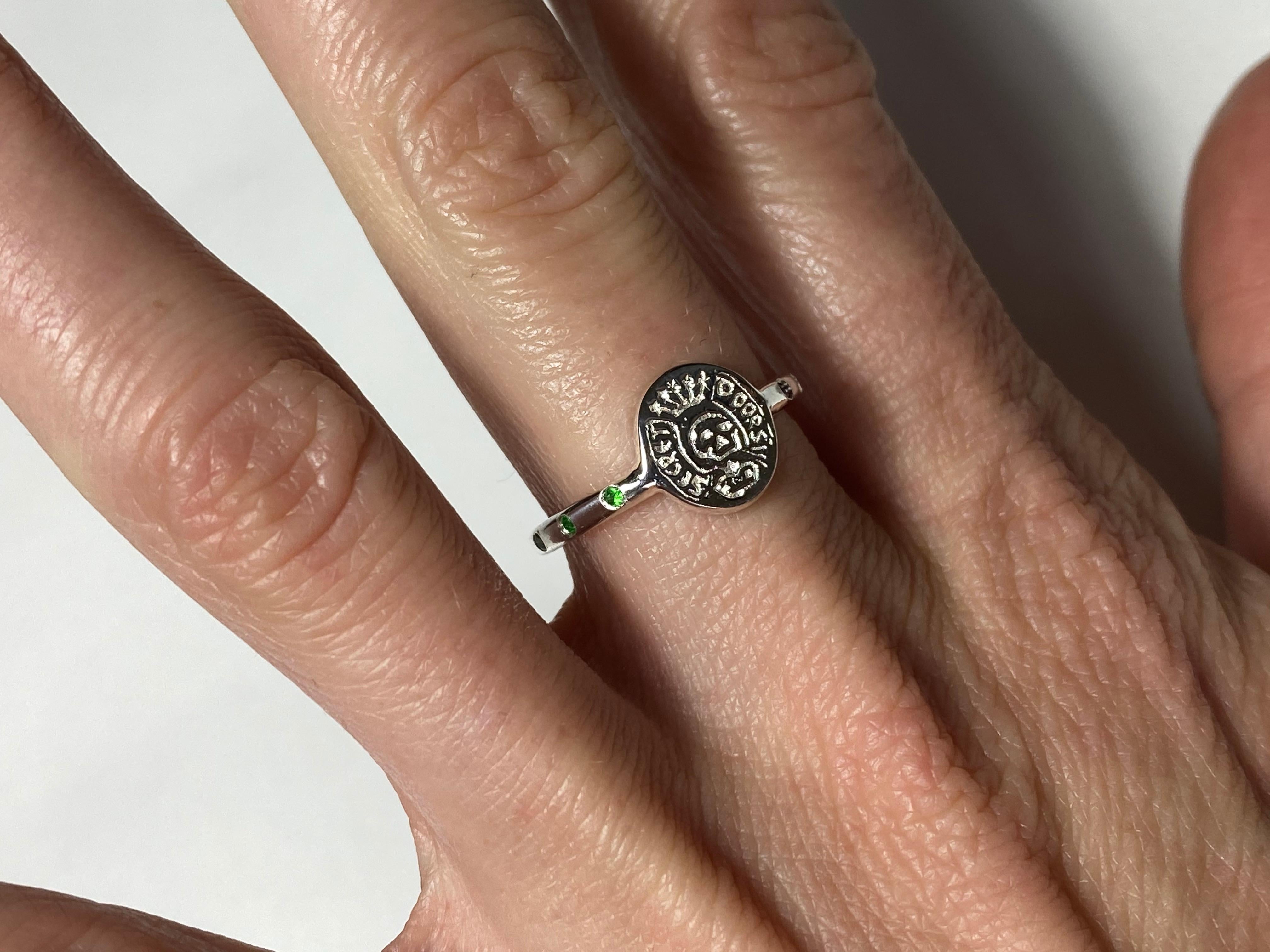 Smaragdweißes Diamant-Wappen-Signet  Ring Memento Mori Sterlingsilber Schädel  (Viktorianisch) im Angebot