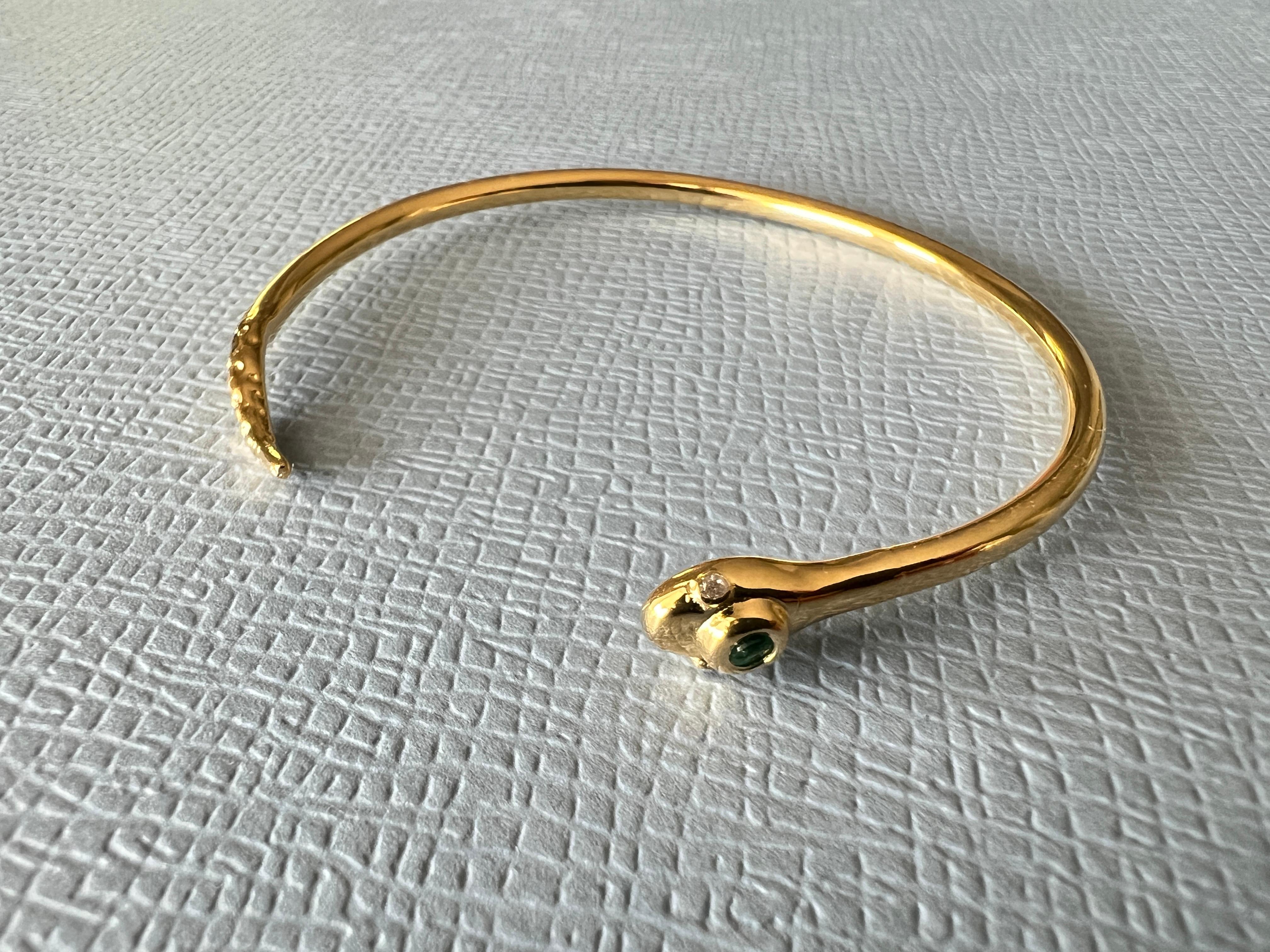 Cabeza Esmeralda Ojos Diamantes Blancos Pulsera Serpiente Chapada en Oro Brazalete Estilo Victoriano

Las esmeraldas están profundamente relacionadas con el concepto de renovación y recuperación emocional. Se cree que tienen una energía