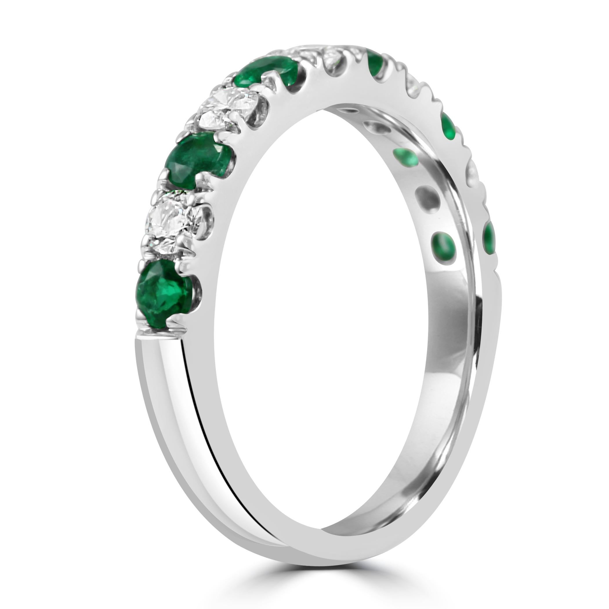 For Sale:  Emerald White Diamond Round 18 Karat Gold 11 Stone Fashion Engagement Band Ring 3