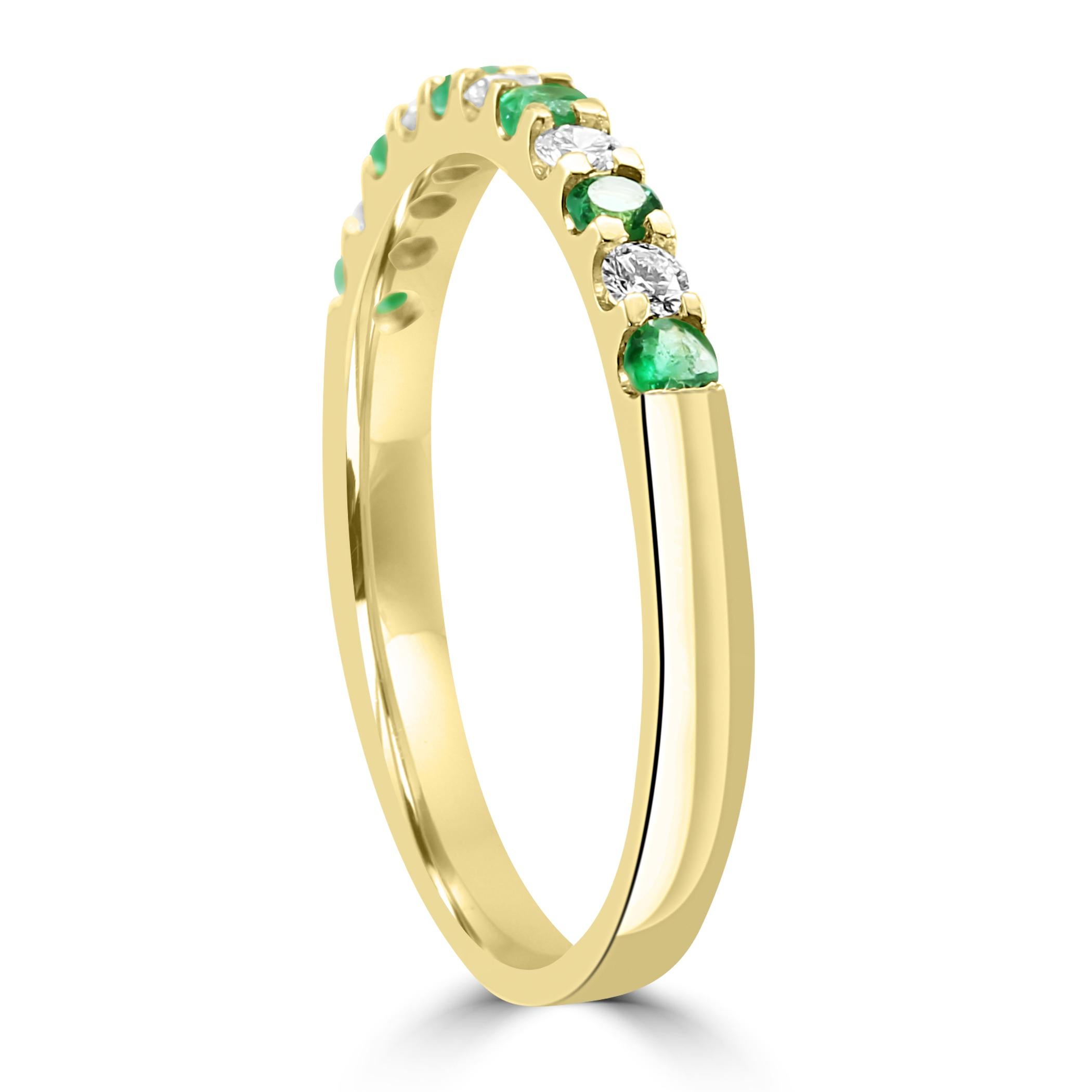 For Sale:  Emerald White Diamond Round 18K Yellow Gold Engagement Wedding Fashion Band Ring 4