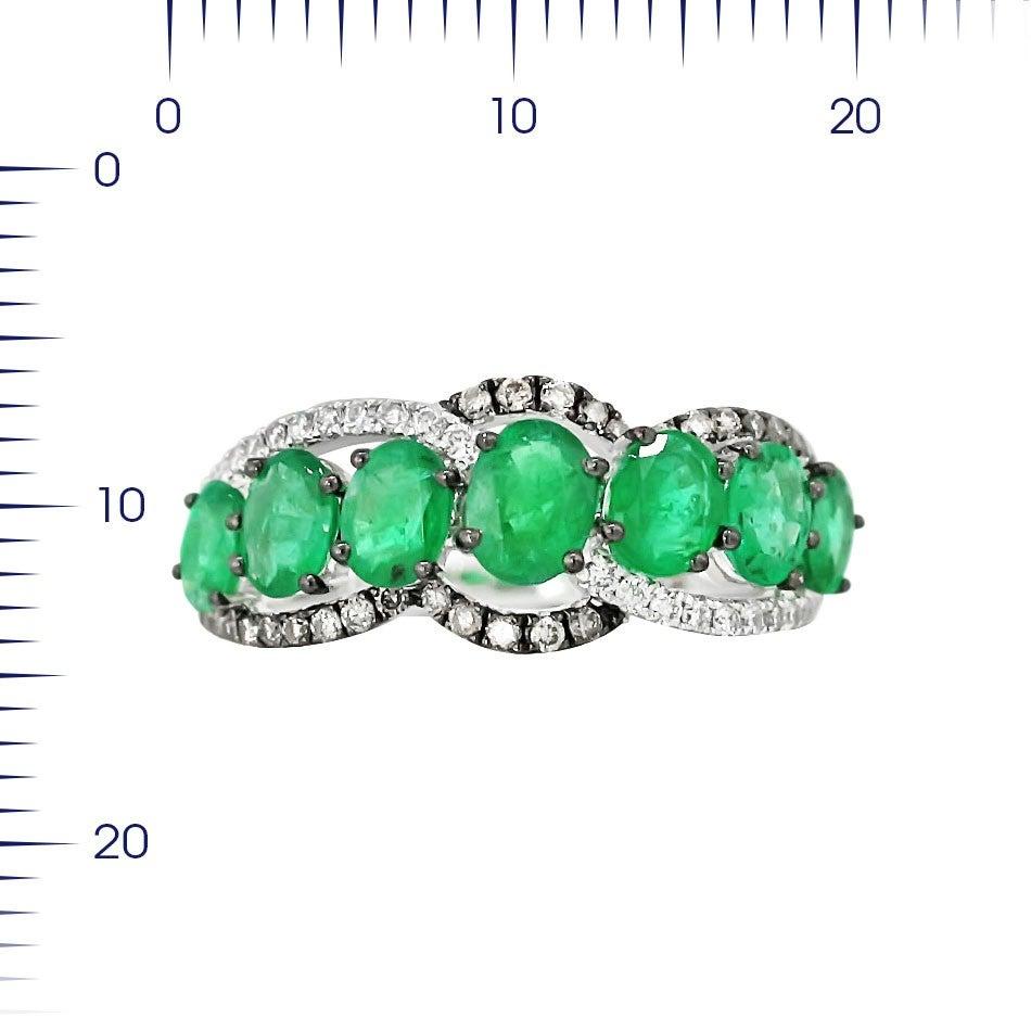 Im Angebot: Statement-Ring aus Weißgold mit Smaragd und weißen Diamanten () 2