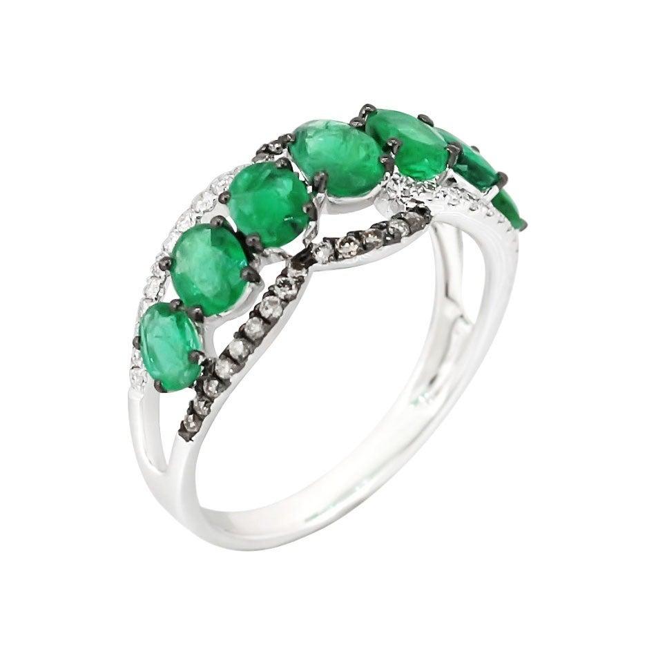 Im Angebot: Statement-Ring aus Weißgold mit Smaragd und weißen Diamanten () 3