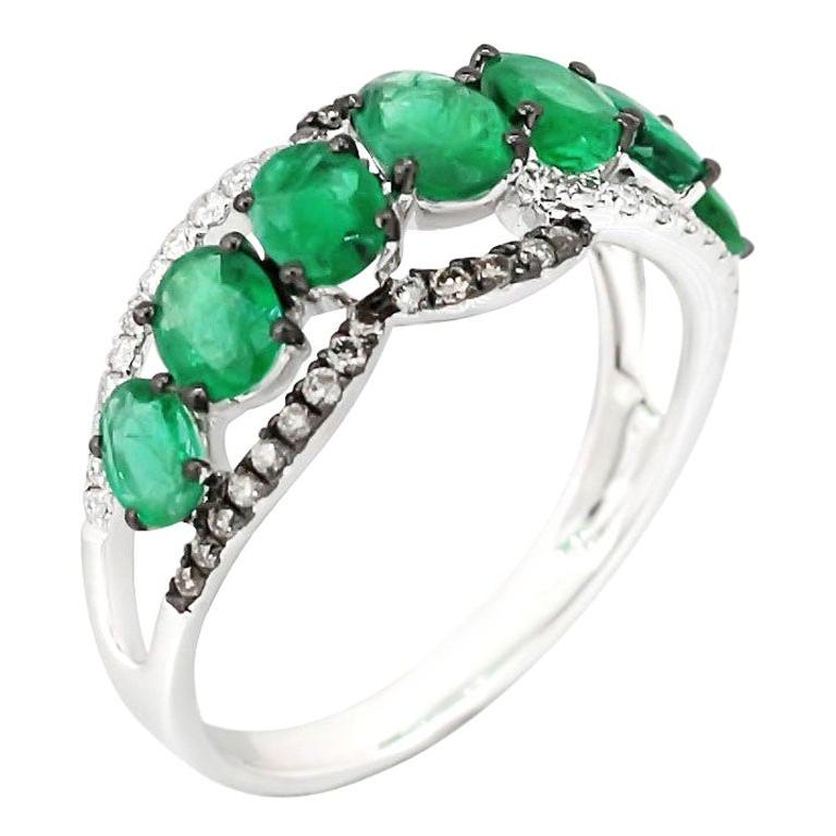 Im Angebot: Statement-Ring aus Weißgold mit Smaragd und weißen Diamanten ()