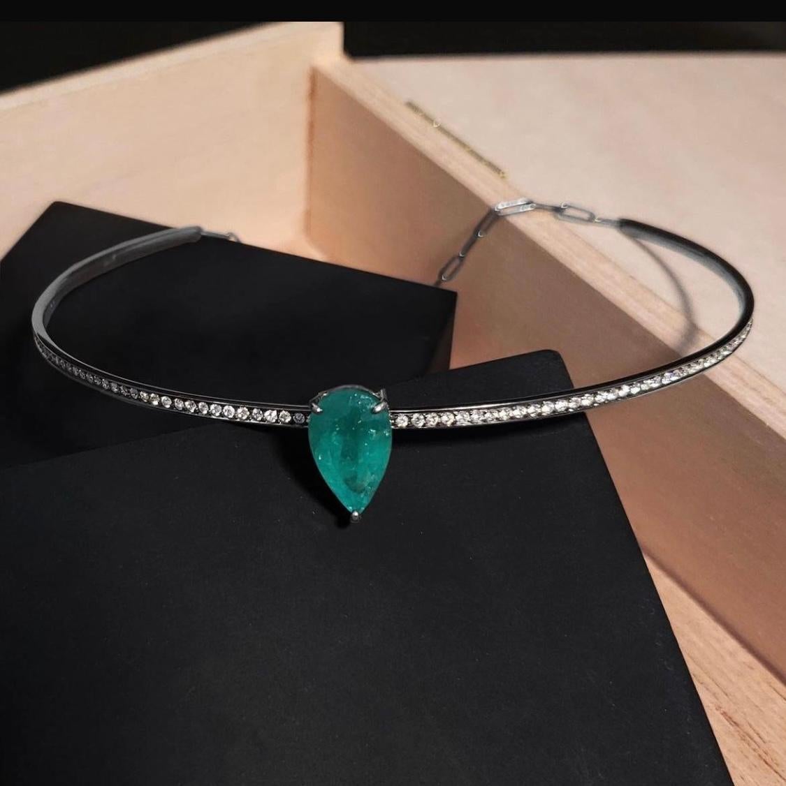 oro bianco 18 carati
Nero rodiato 
Diametro 4,25
Smeraldo: Peso 3,70 CT 
Diamanti: 1,09 CT Peso totale
Smeraldo brasiliano
Prodotto in Brasile
