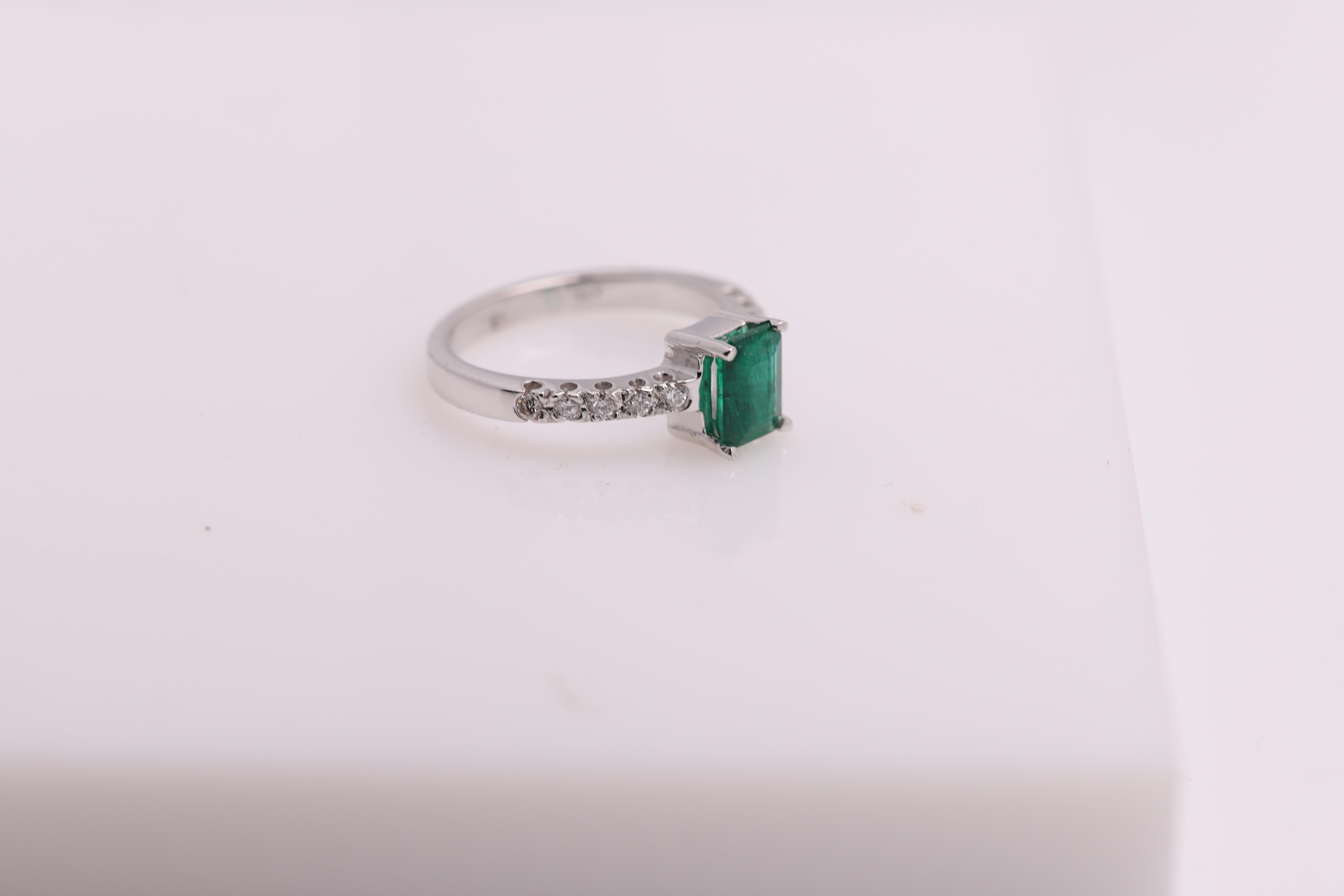 Bague en or blanc 14 carats avec émeraude taille émeraude de 0,80 carat et diamants 5