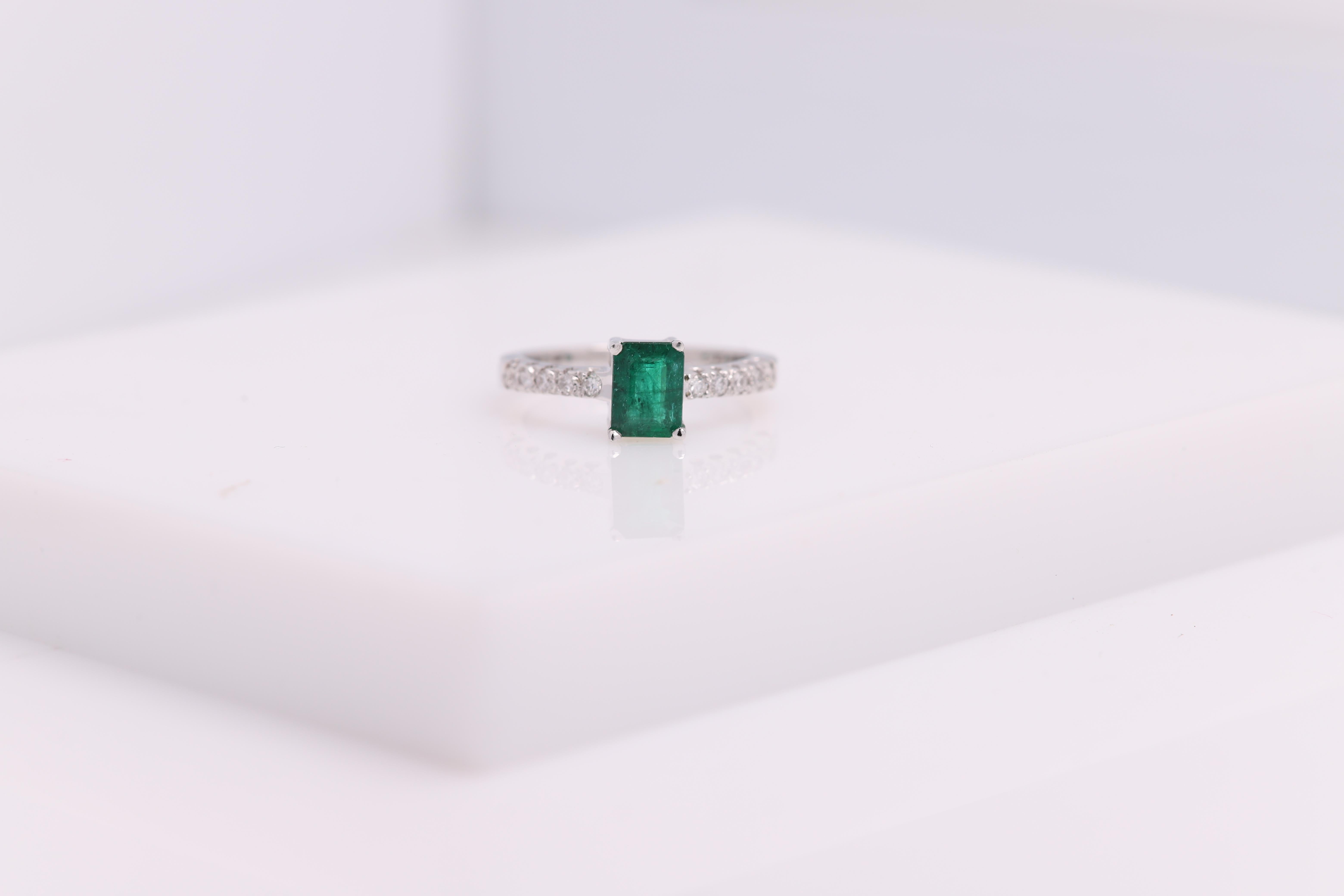 Emerald White Gold Ring and Diamonds 14 Karat Emerald Cut 0.80 Carat For Sale 8