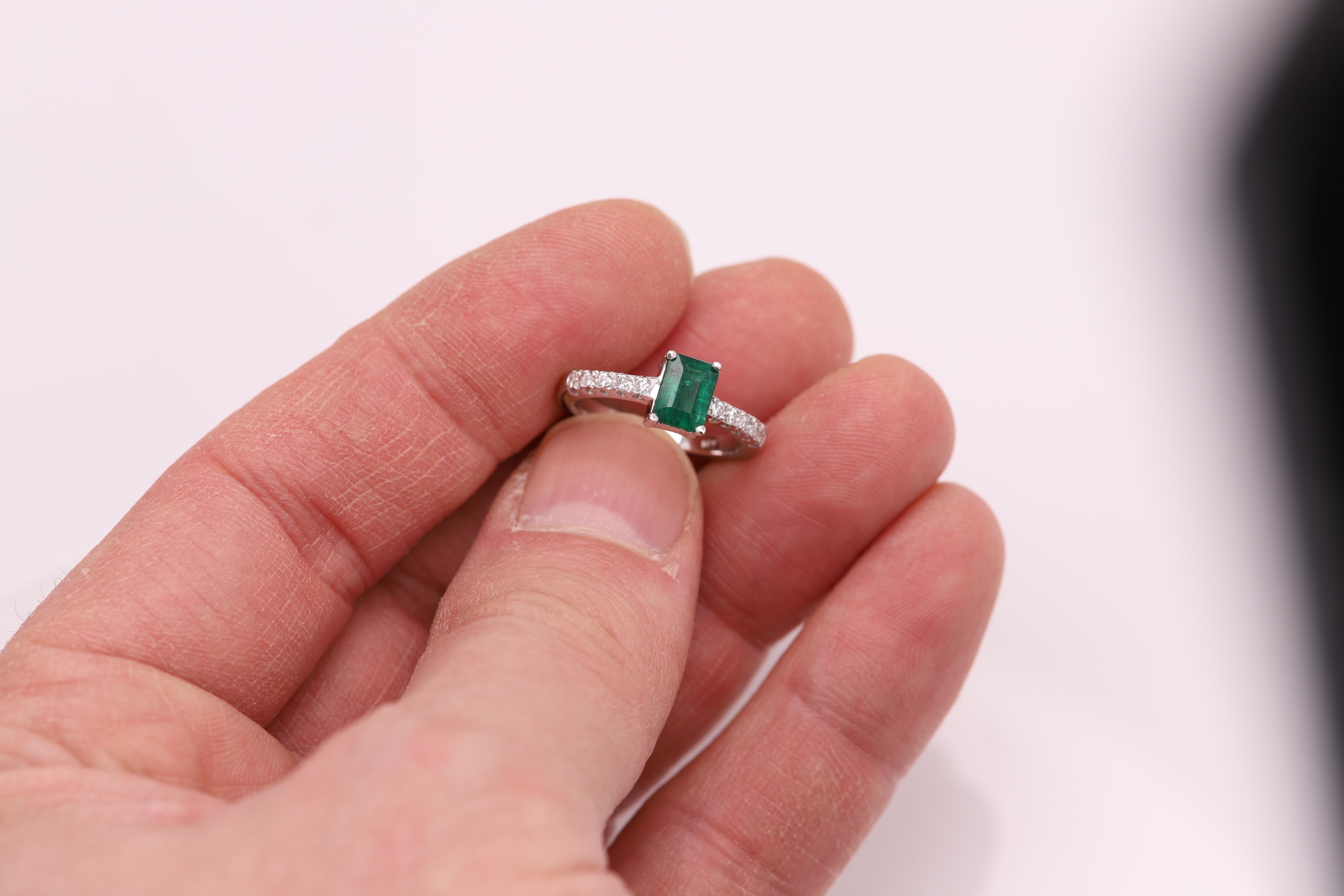 Emerald White Gold Ring and Diamonds 14 Karat Emerald Cut 0.80 Carat For Sale 10