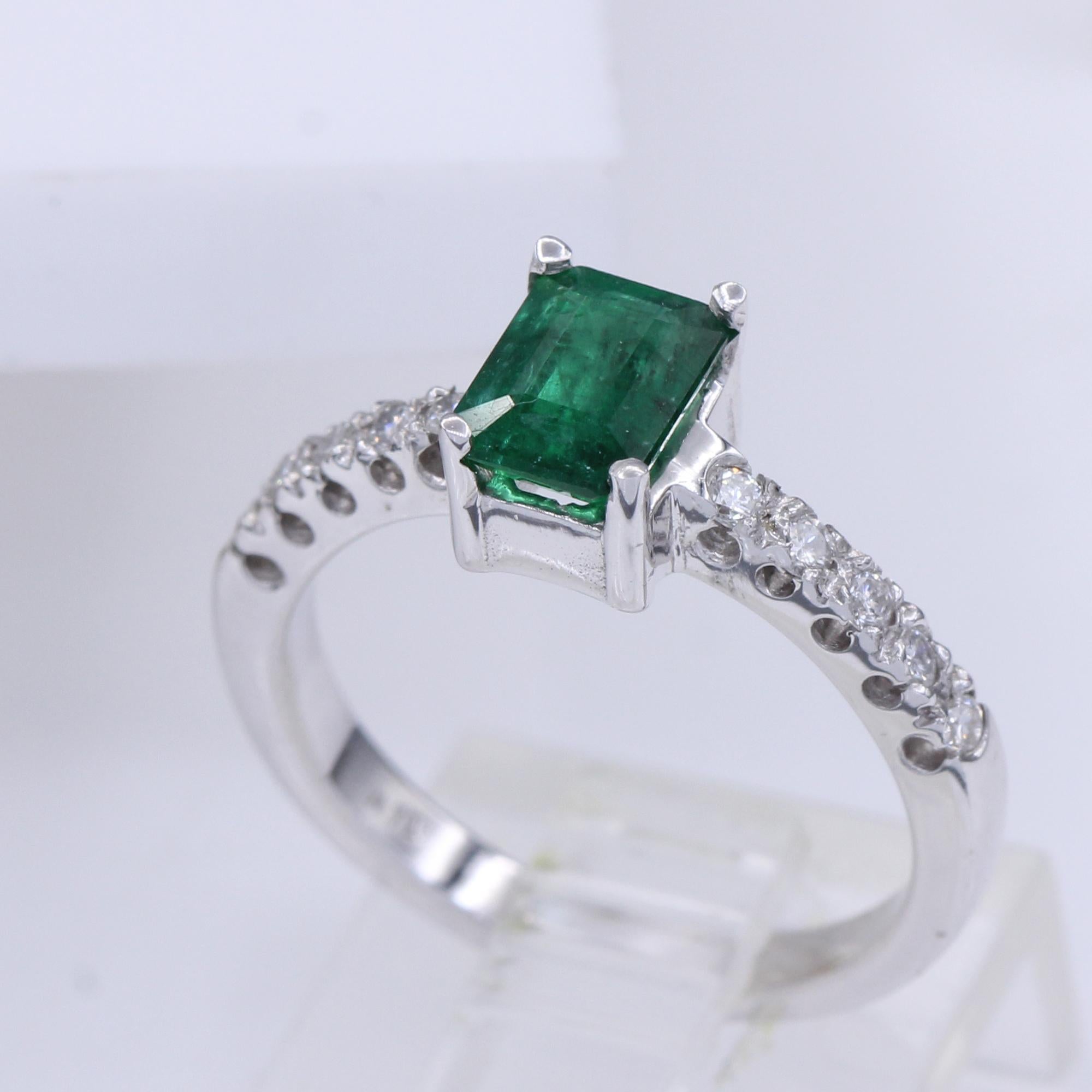 Emerald White Gold Ring and Diamonds 14 Karat Emerald Cut 0.80 Carat For Sale 1