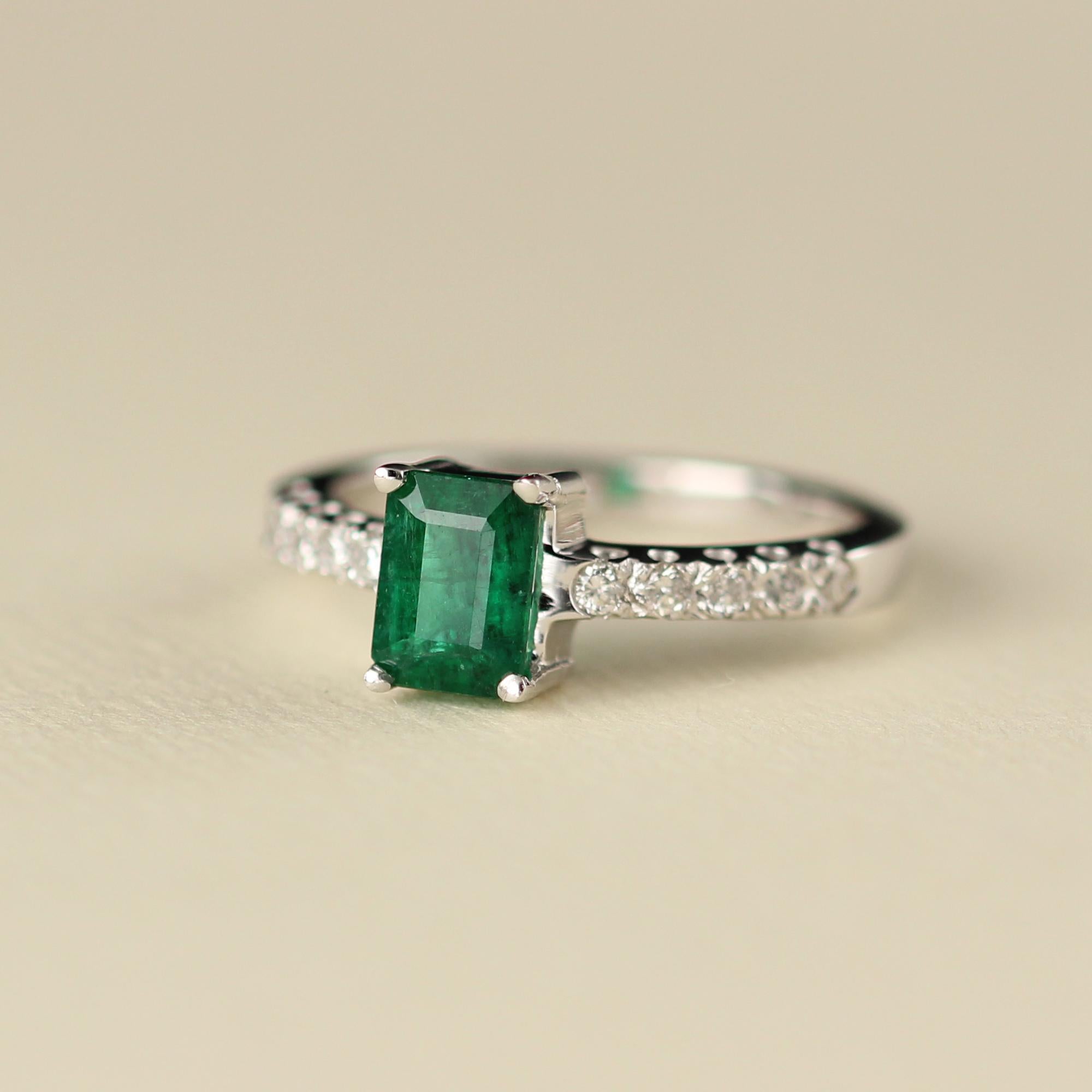 Emerald White Gold Ring and Diamonds 14 Karat Emerald Cut 0.80 Carat For Sale 2