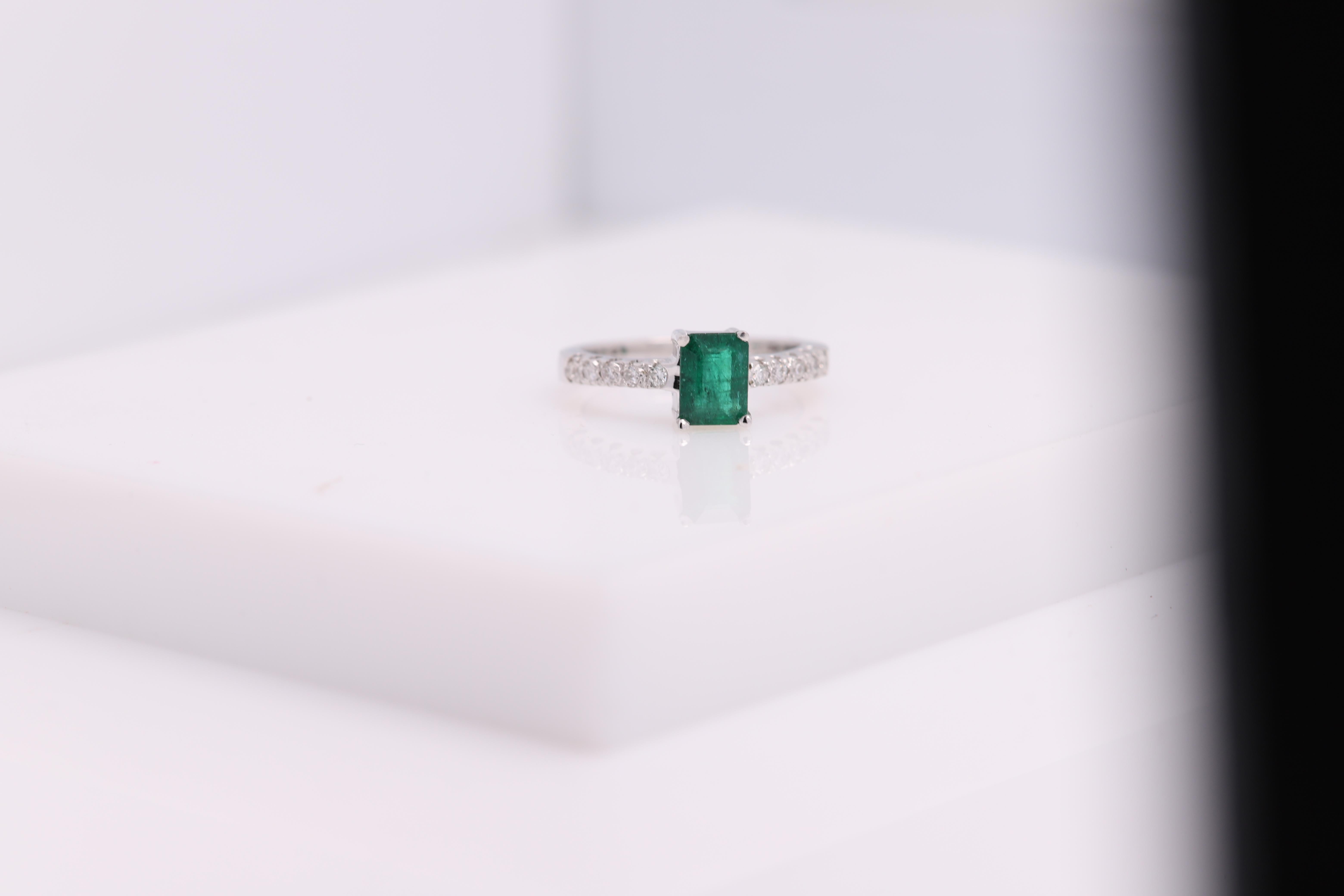 Emerald White Gold Ring and Diamonds 14 Karat Emerald Cut 0.80 Carat For Sale 4