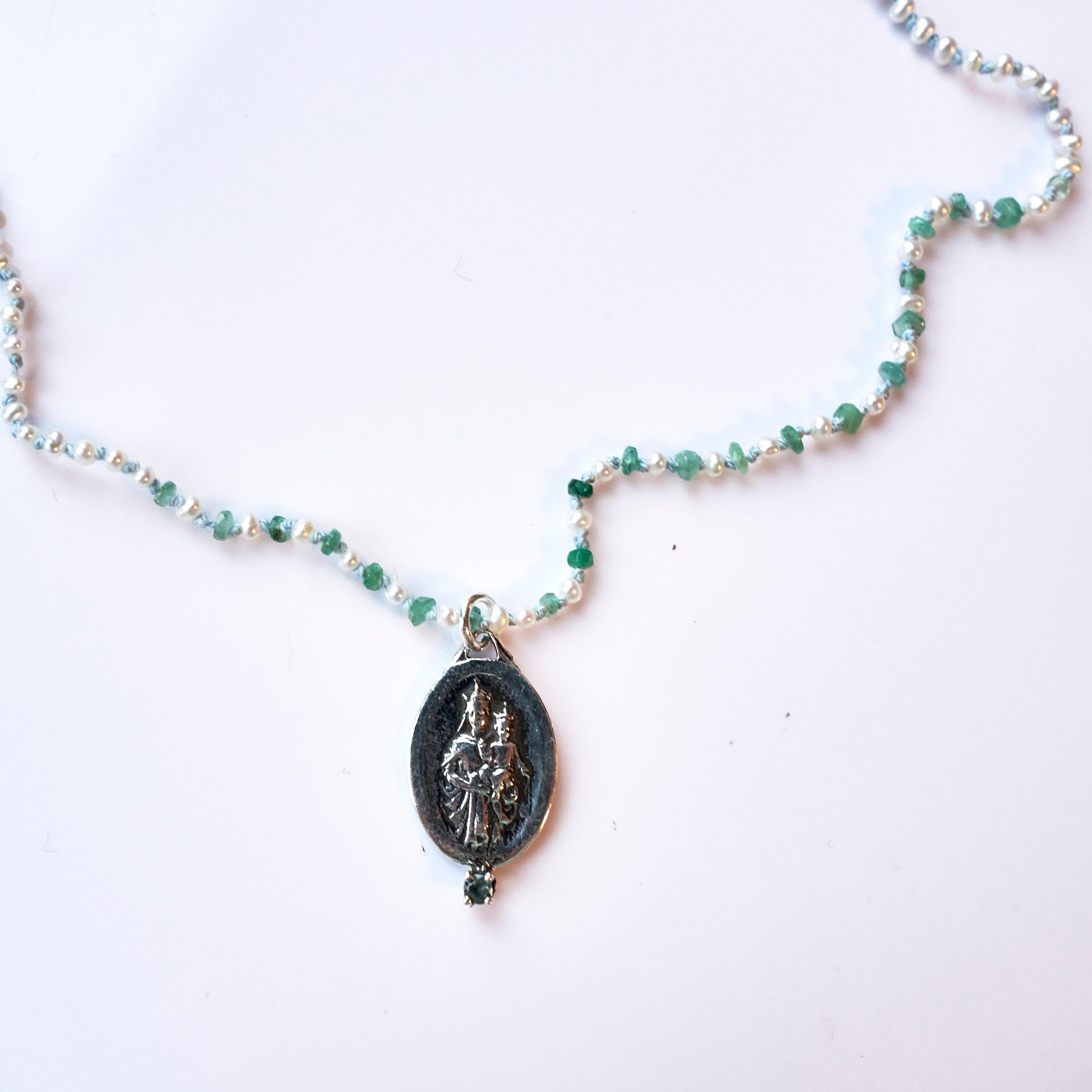 Smaragd Weiß Perle Französisch Silber spirituelle Medaille Anhänger Kette Halskette (Romantik) im Angebot