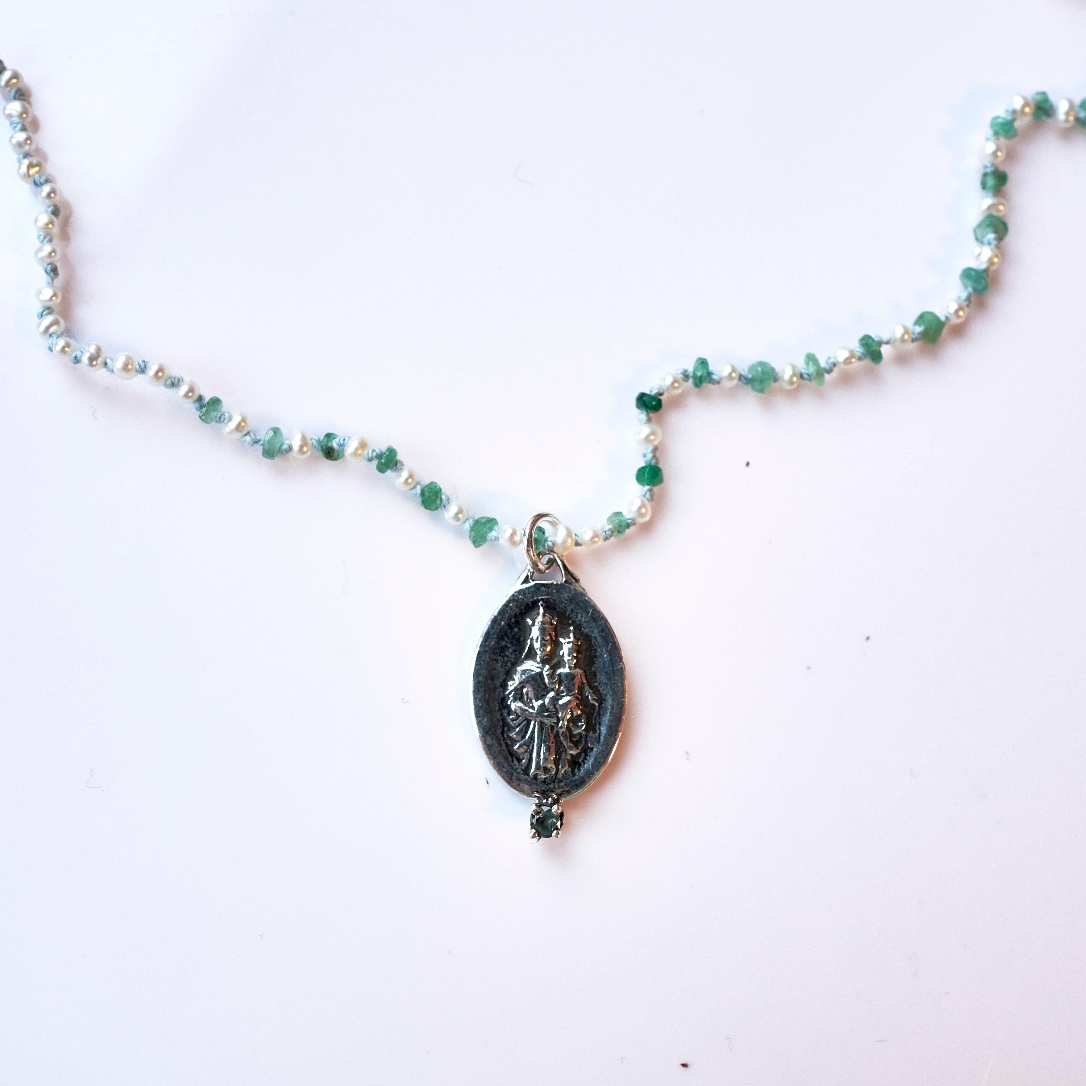 Smaragd Weiß Perle Französisch Silber spirituelle Medaille Anhänger Kette Halskette (Smaragdschliff) im Angebot