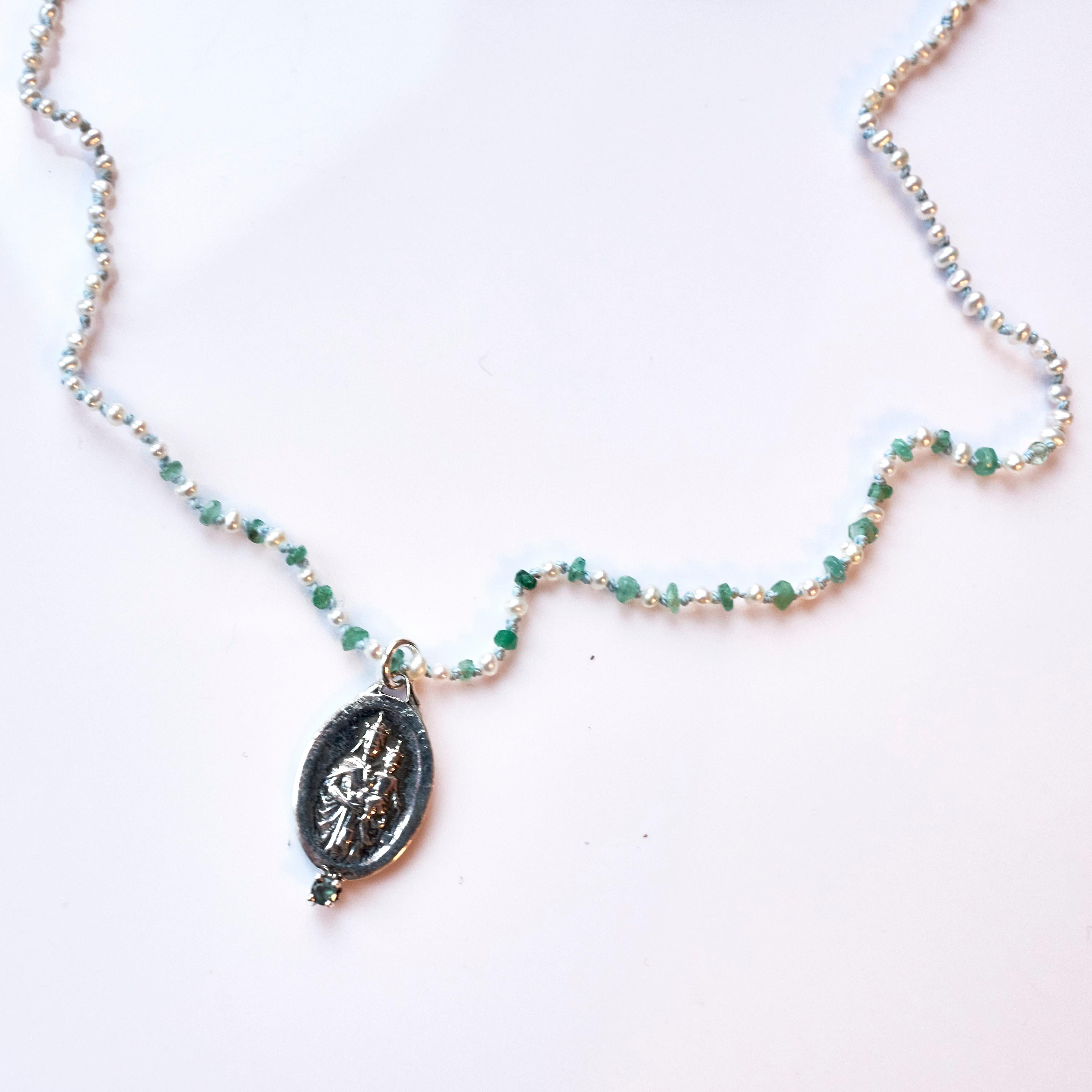 Smaragd Weiß Perle Französisch Silber spirituelle Medaille Anhänger Kette Halskette im Angebot 1