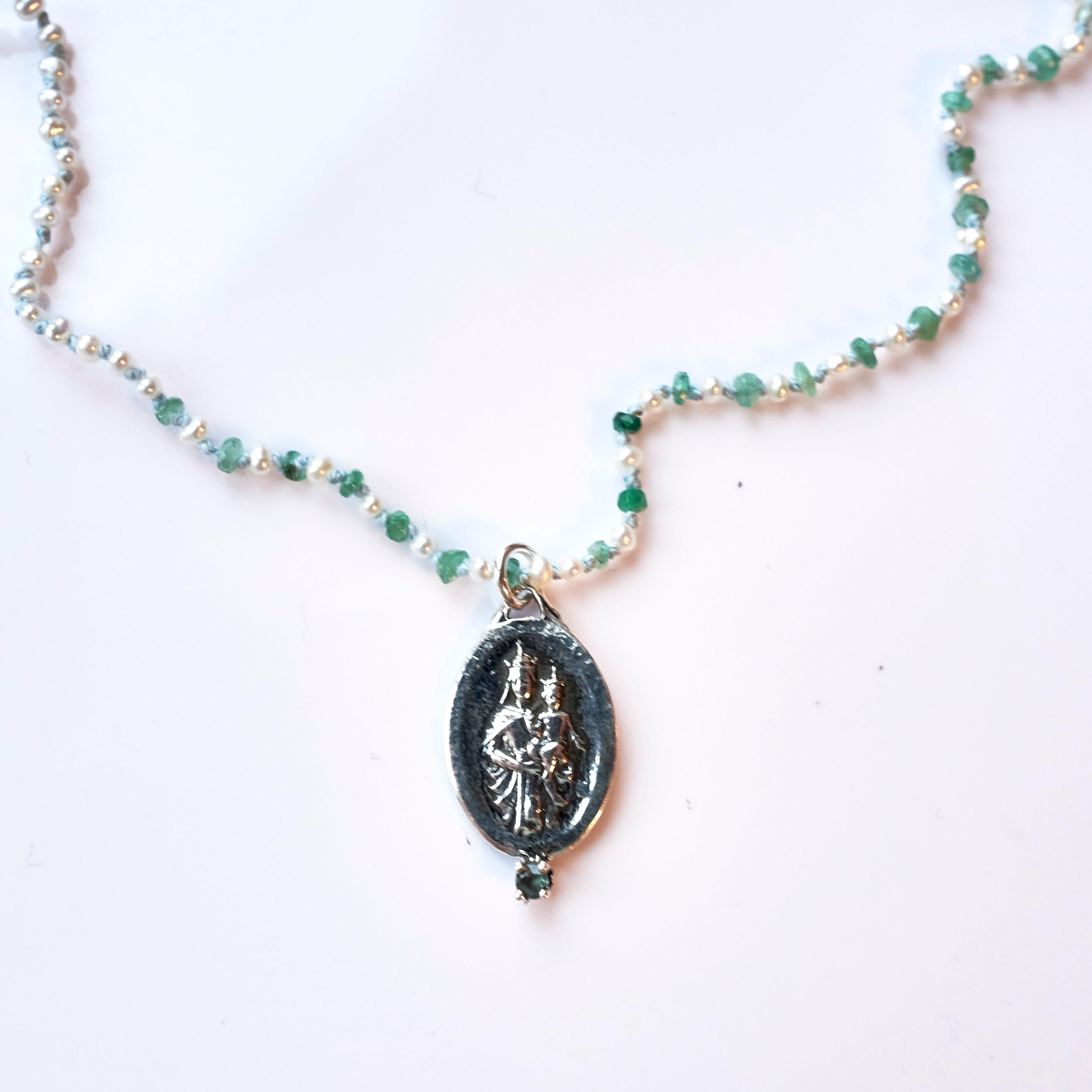 Smaragd Weiß Perle Französisch Silber spirituelle Medaille Anhänger Kette Halskette im Angebot 2
