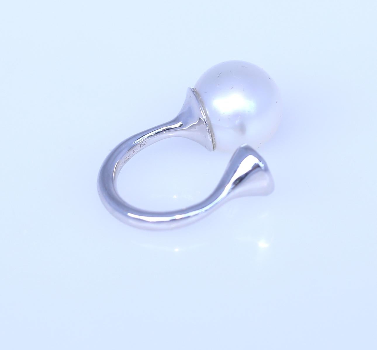 Emerald White South-sea Pearl 18K Gold Horseshoe Ring, 2020 In Good Condition For Sale In Herzelia, Tel Aviv