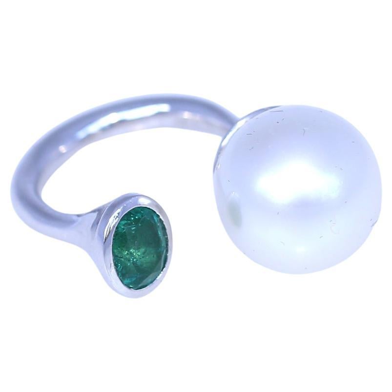 Emerald and White South-sea Pearl 18K Gold Horseshoe Ring.

Fine ring shaped as a horseshoe with oval Emerald weighing 1.42 Carats and a white South-sea Pearl of high quality, 15 mm in diameter. 18 Karat White Gold.

In an unusual design, an Emerald