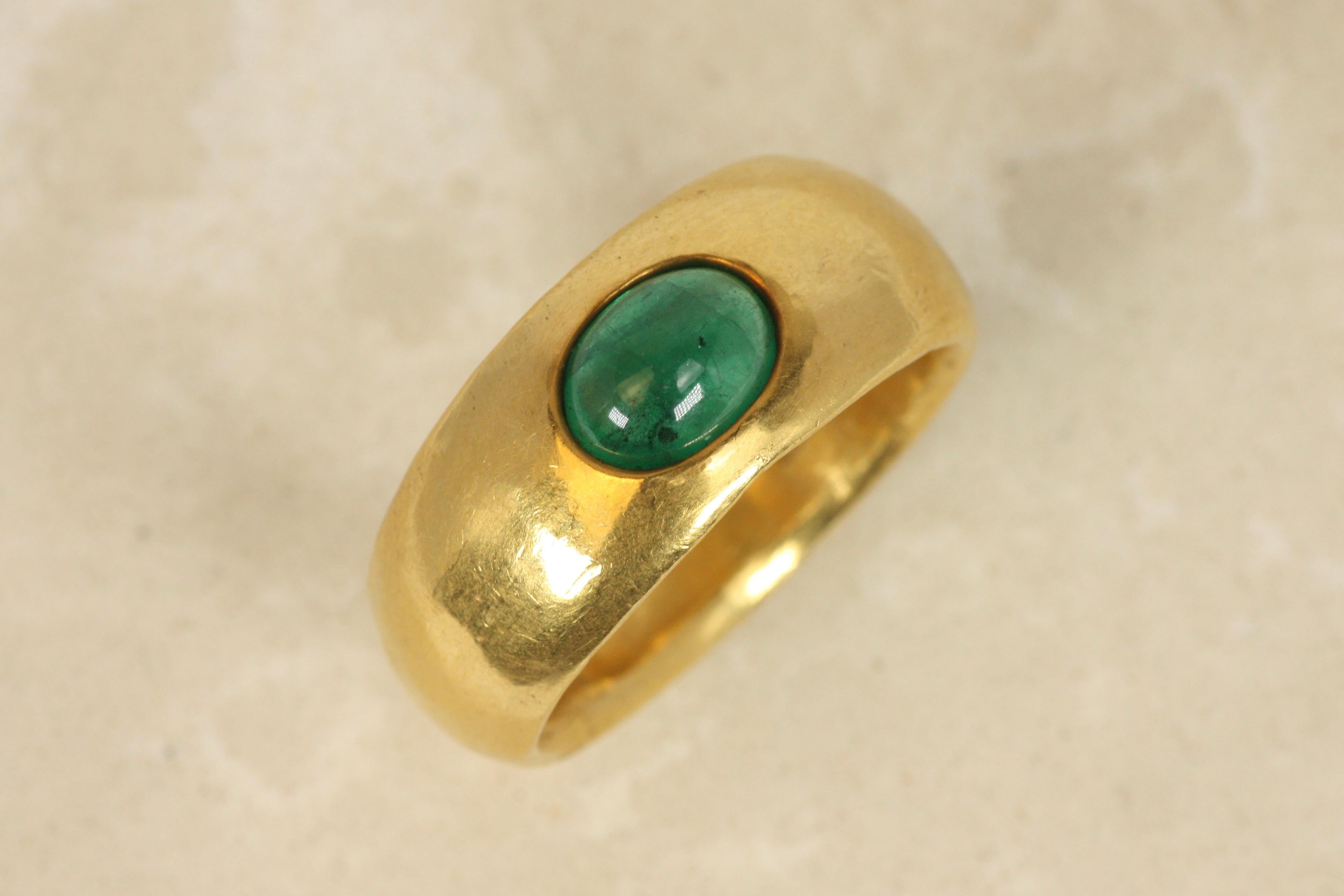 A timeless piece of understated elegance, this 22K yellow gold band features a lush 1.00ct Colombian emerald, cabochon cut to reveal its natural glow. The wide, tapered design creates a striking presence while remaining effortlessly comfortable.