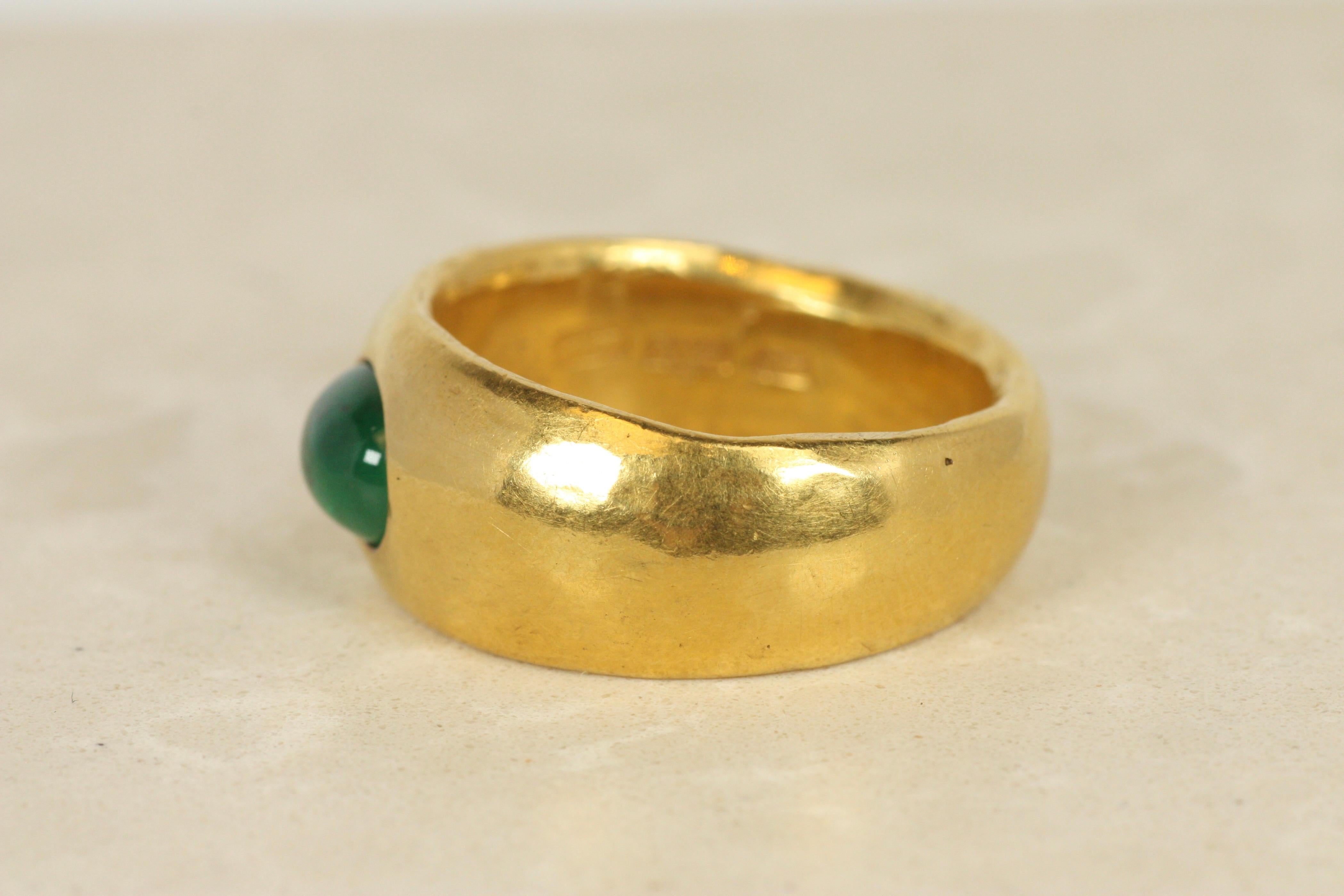 Emerald Wide Tapered Band – 1.00ct Cabochon Cut 22K Yellow Gold In Excellent Condition For Sale In Santa Monica, CA