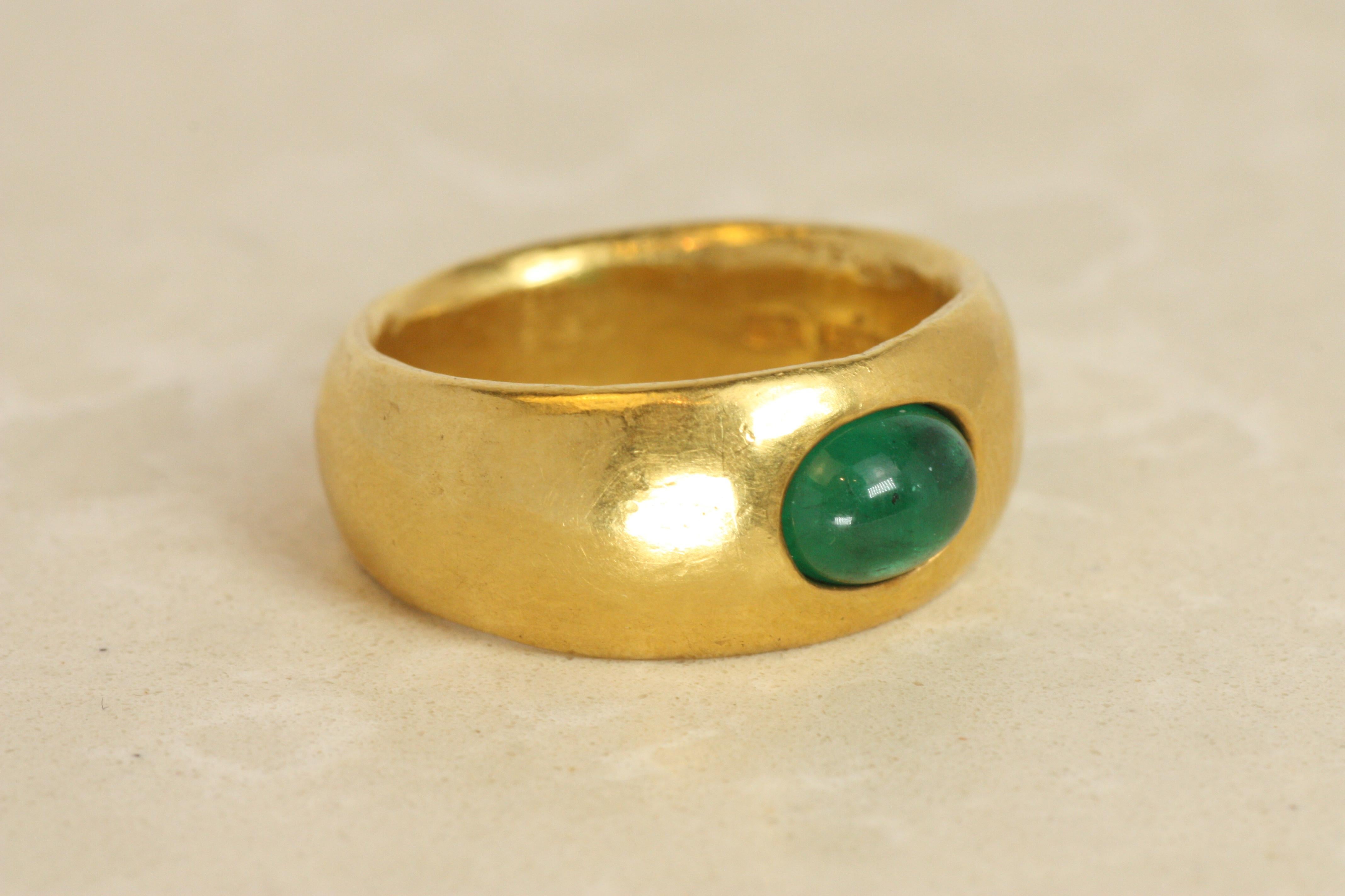 Women's Emerald Wide Tapered Band – 1.00ct Cabochon Cut 22K Yellow Gold For Sale