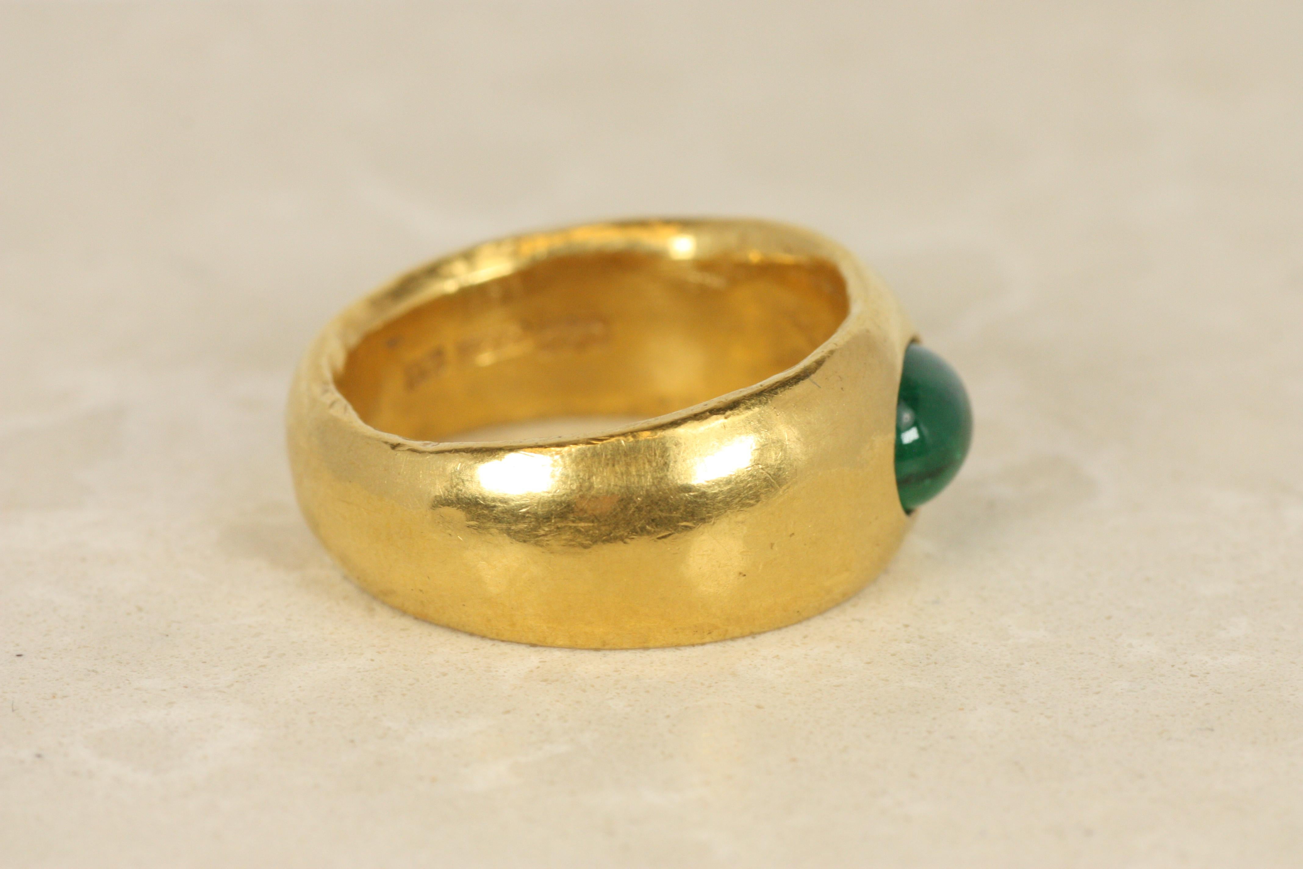 Emerald Wide Tapered Band – 1.00ct Cabochon Cut 22K Yellow Gold For Sale 1