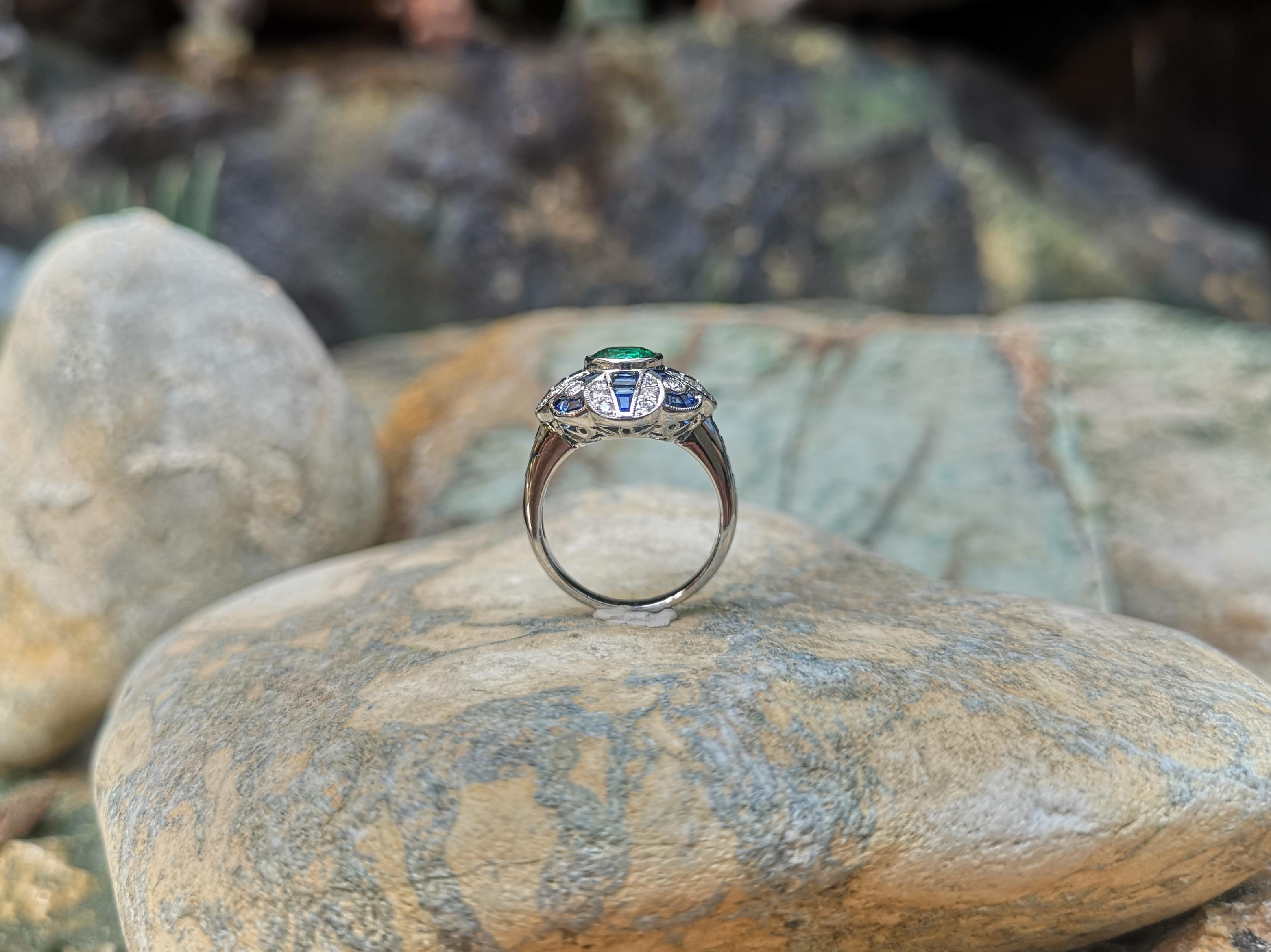Emerald with Blue Sapphire and Diamond Ring Set in 18 Karat White Gold Settings For Sale 4