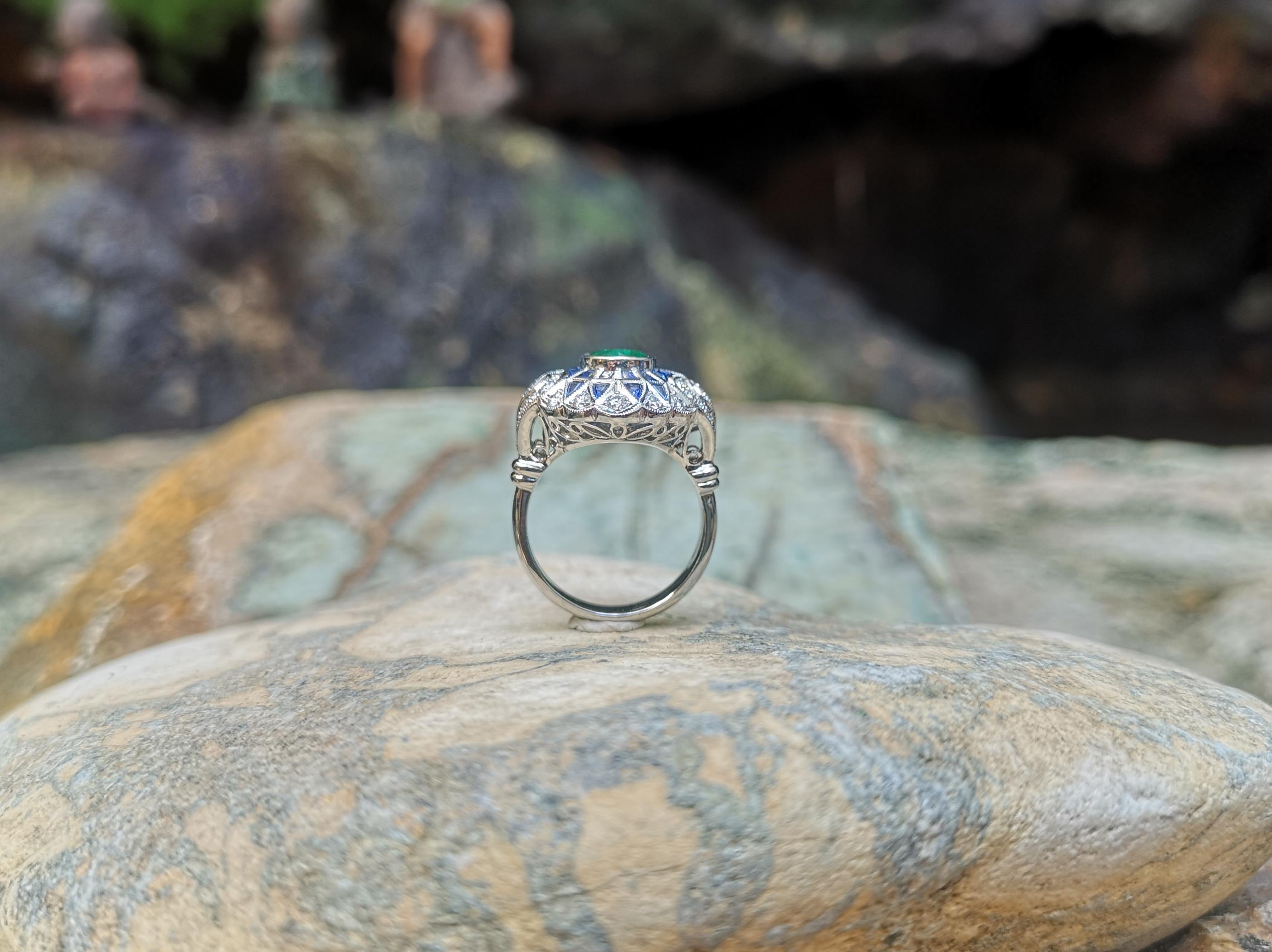 Emerald with Blue Sapphire and Diamond Ring Set in 18 Karat White Gold Settings For Sale 3
