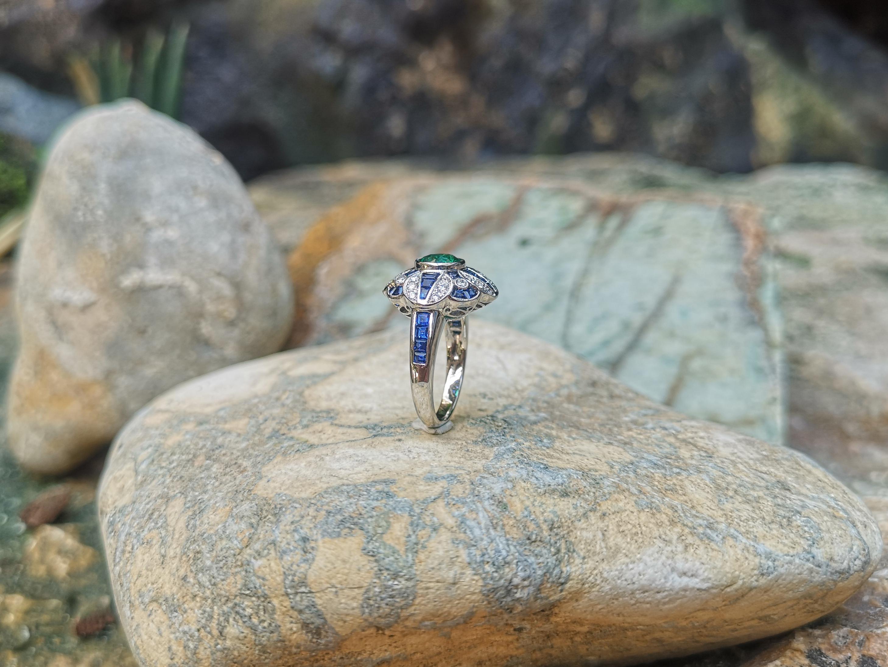 Emerald with Blue Sapphire and Diamond Ring Set in 18 Karat White Gold Settings For Sale 5