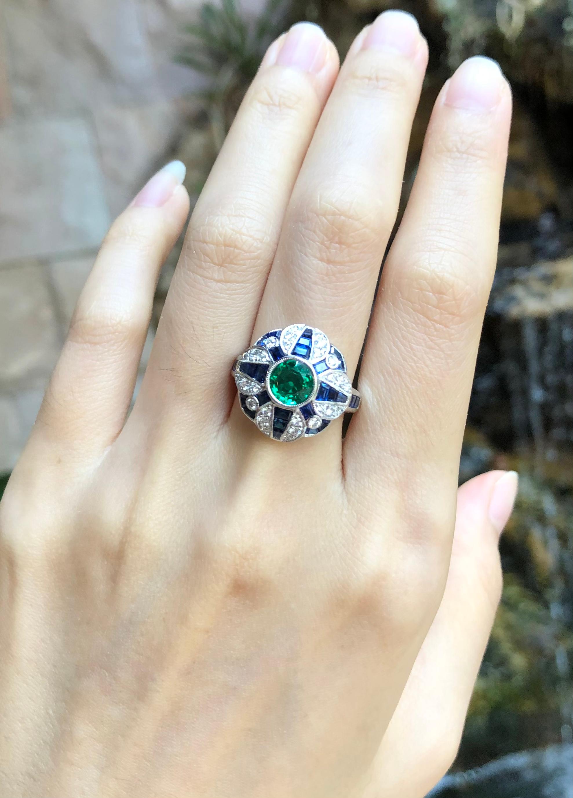 Emerald with Blue Sapphire and Diamond Ring Set in 18 Karat White Gold Settings In New Condition For Sale In Bangkok, TH