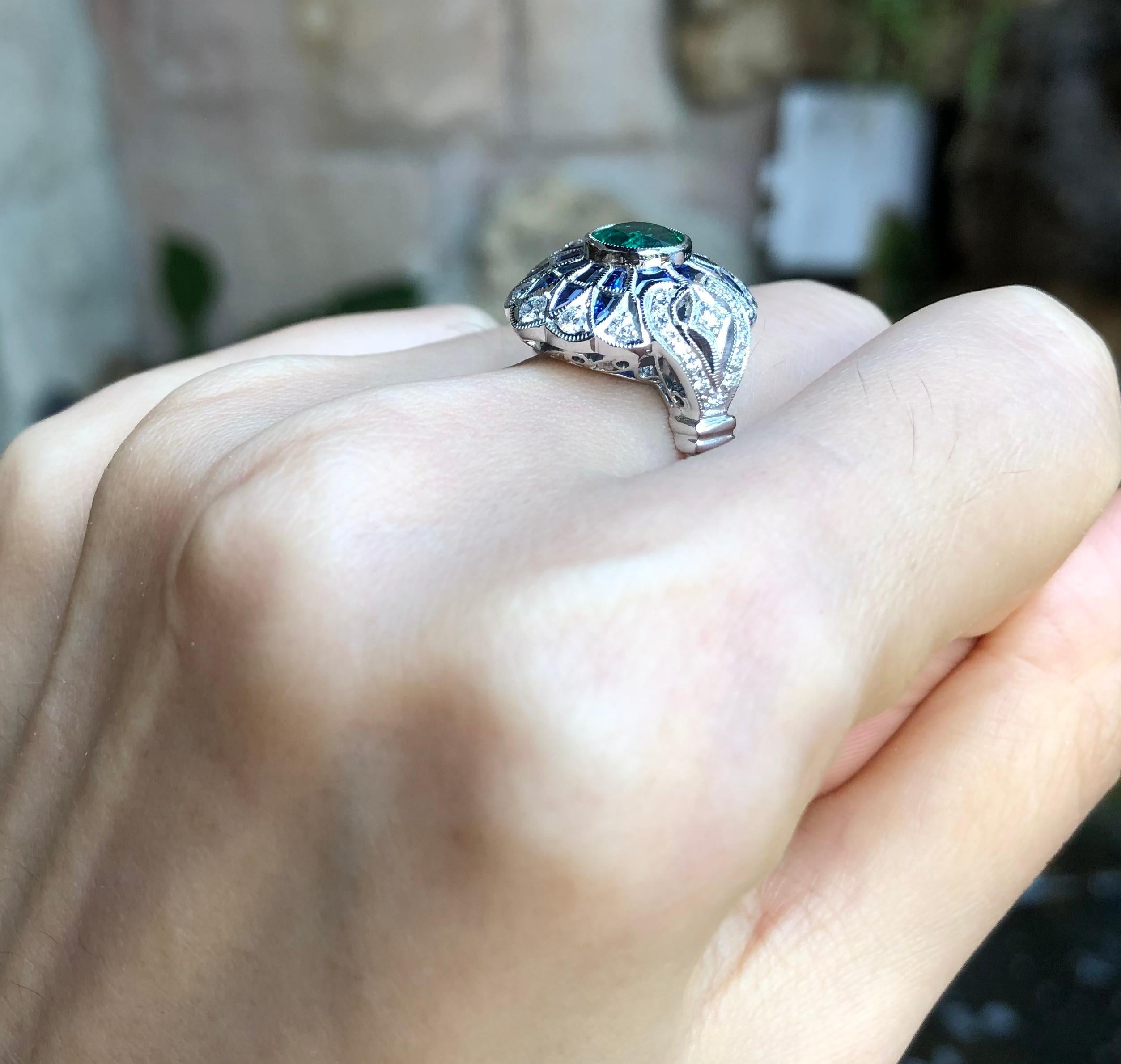 Ring mit Smaragd mit blauem Saphir und Diamant, gefasst in 18 Karat Weißgoldfassung im Angebot 1