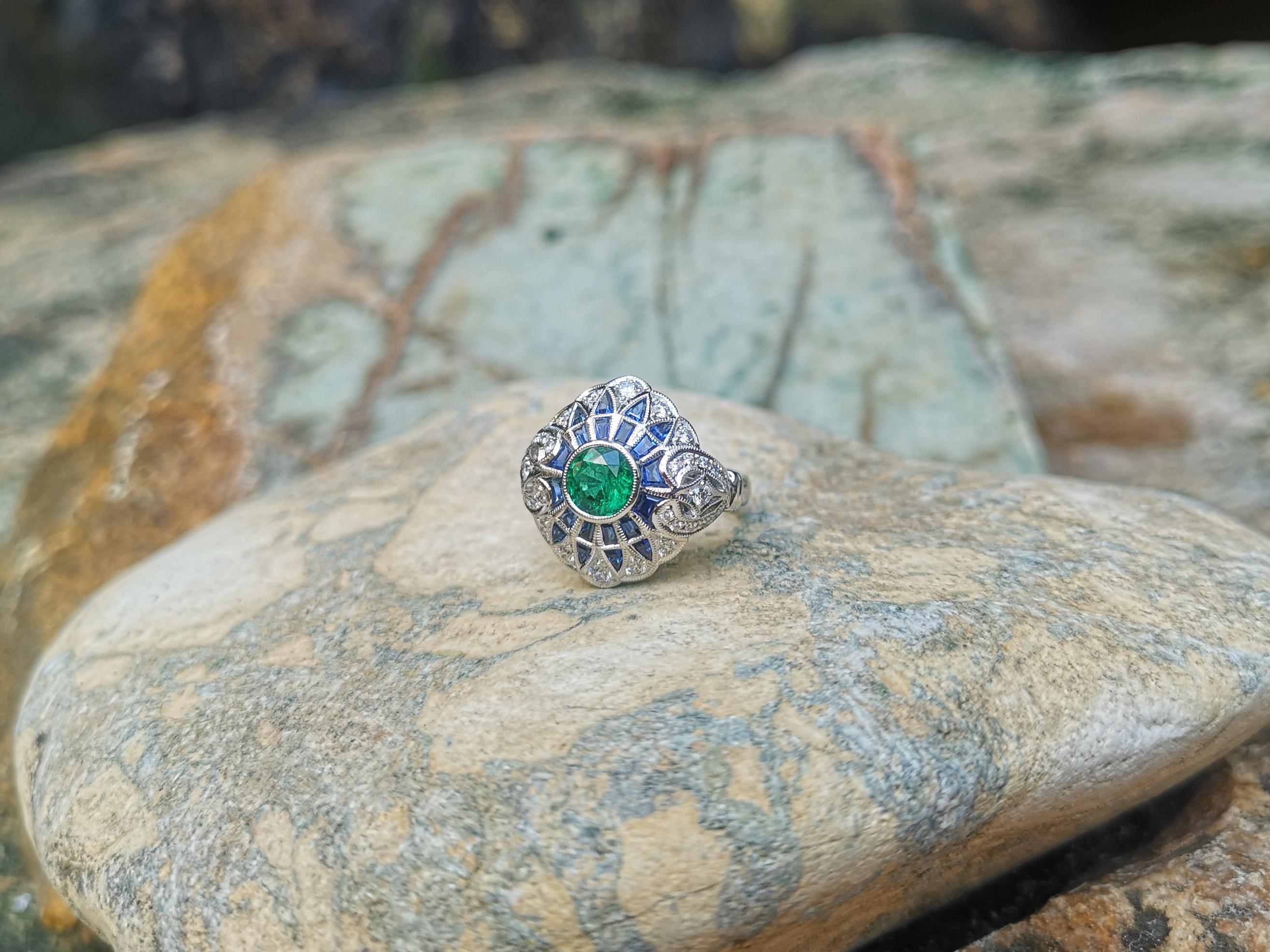 Emerald with Blue Sapphire and Diamond Ring Set in 18 Karat White Gold Settings For Sale 1