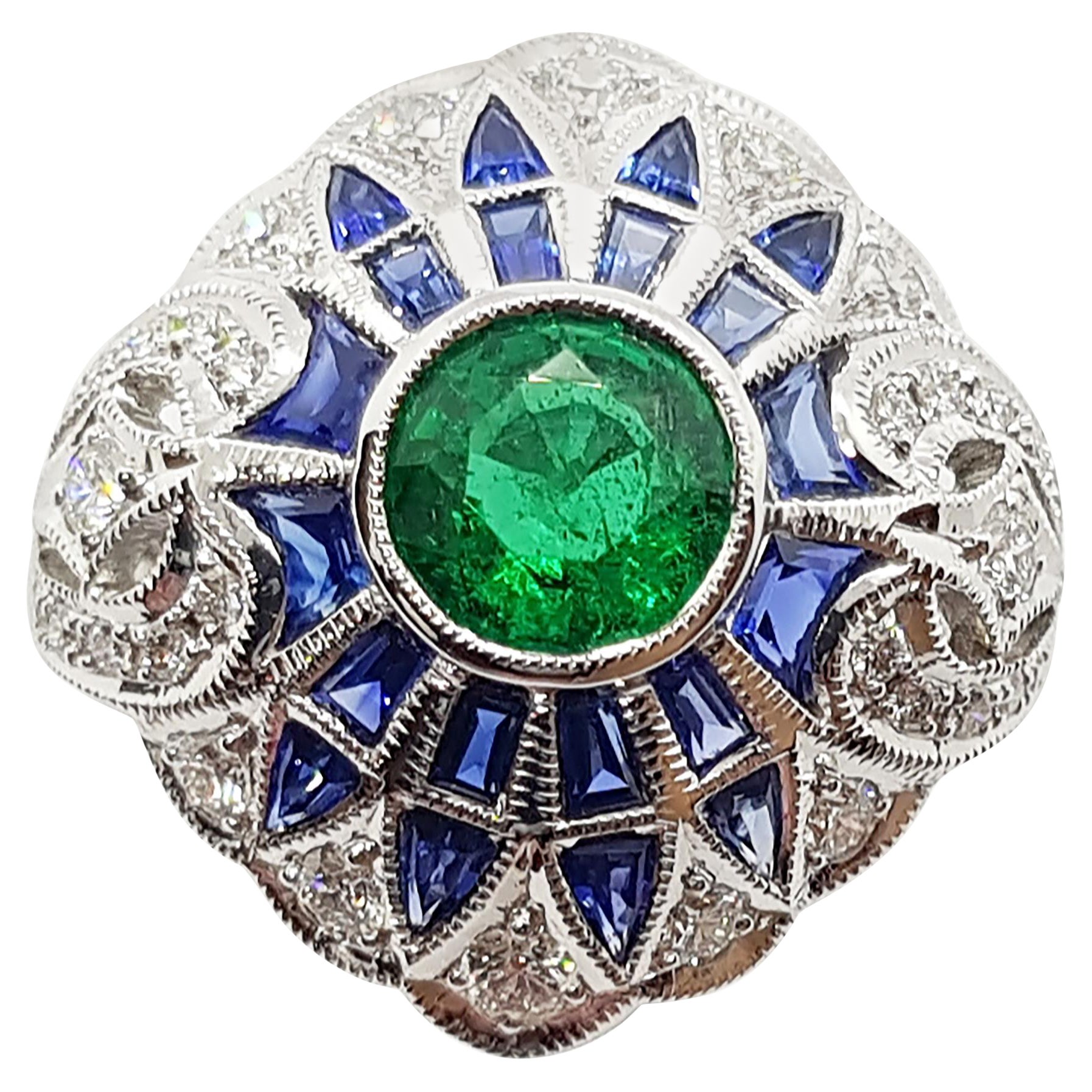 Bague en or blanc 18 carats sertie d'émeraudes, de saphirs bleus et de diamants