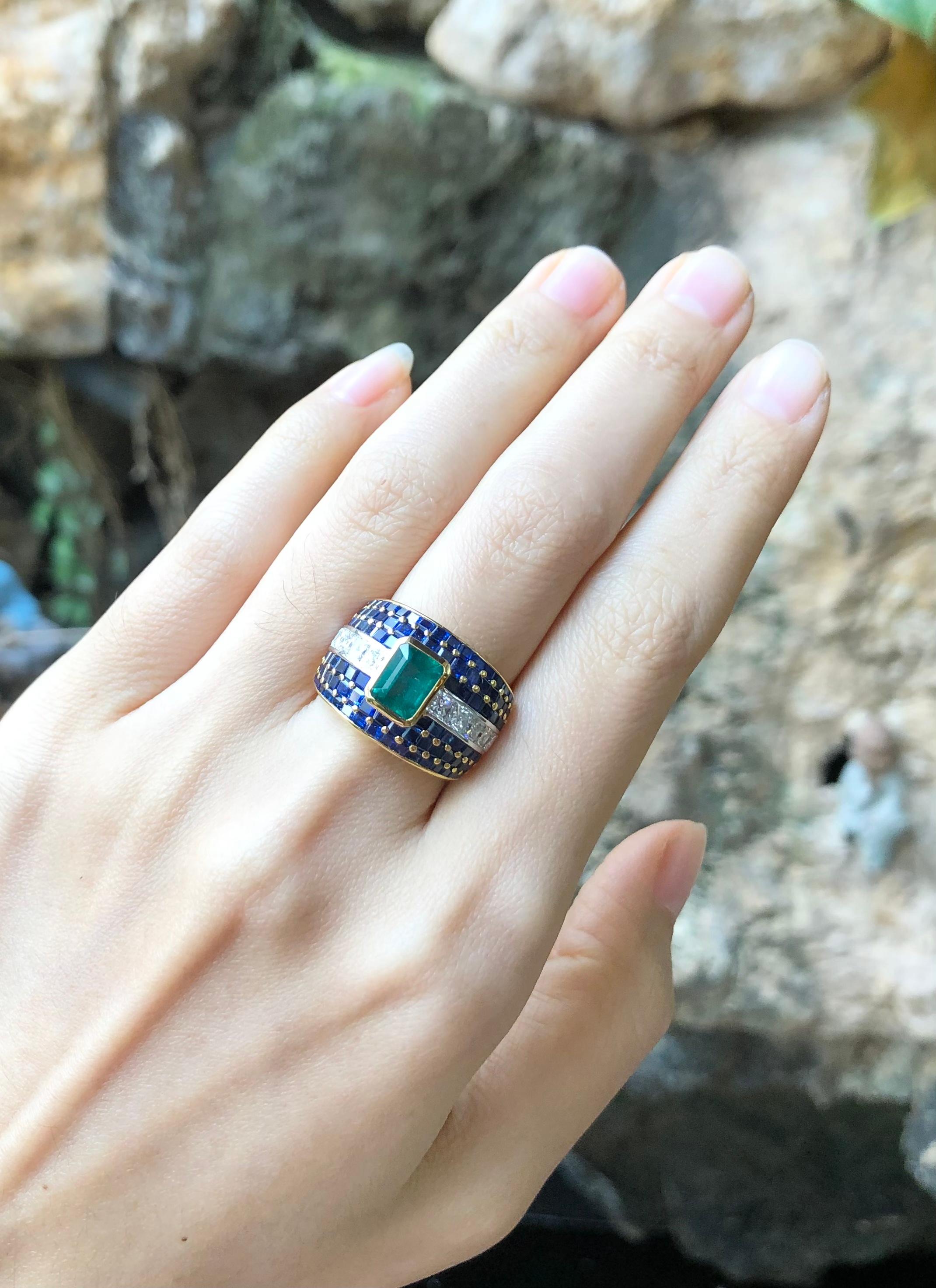 Smaragd 1,35 Karat mit blauem Saphir 5,06 Karat mit Diamant 1,08 Karat Ring in 18 Karat Goldfassung

Breite:  2.1 cm 
Länge: 1.5 cm
Ringgröße: 50
Gesamtgewicht: 8,78 Gramm

