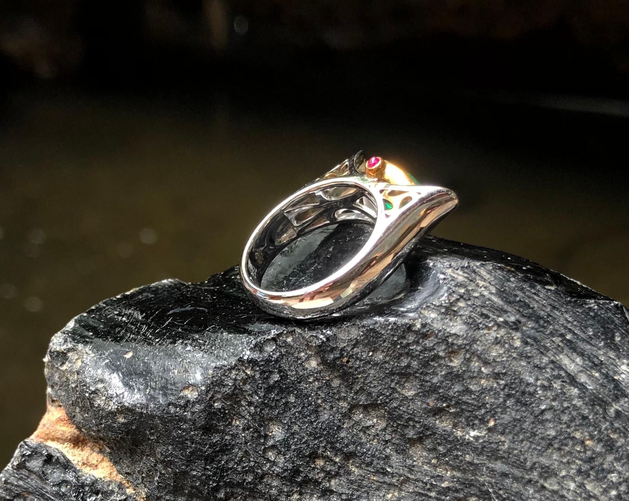 Bague Sycee/Yuan Bao en or blanc 18 carats sertie d'émeraudes et de rubis cabochon en vente 5
