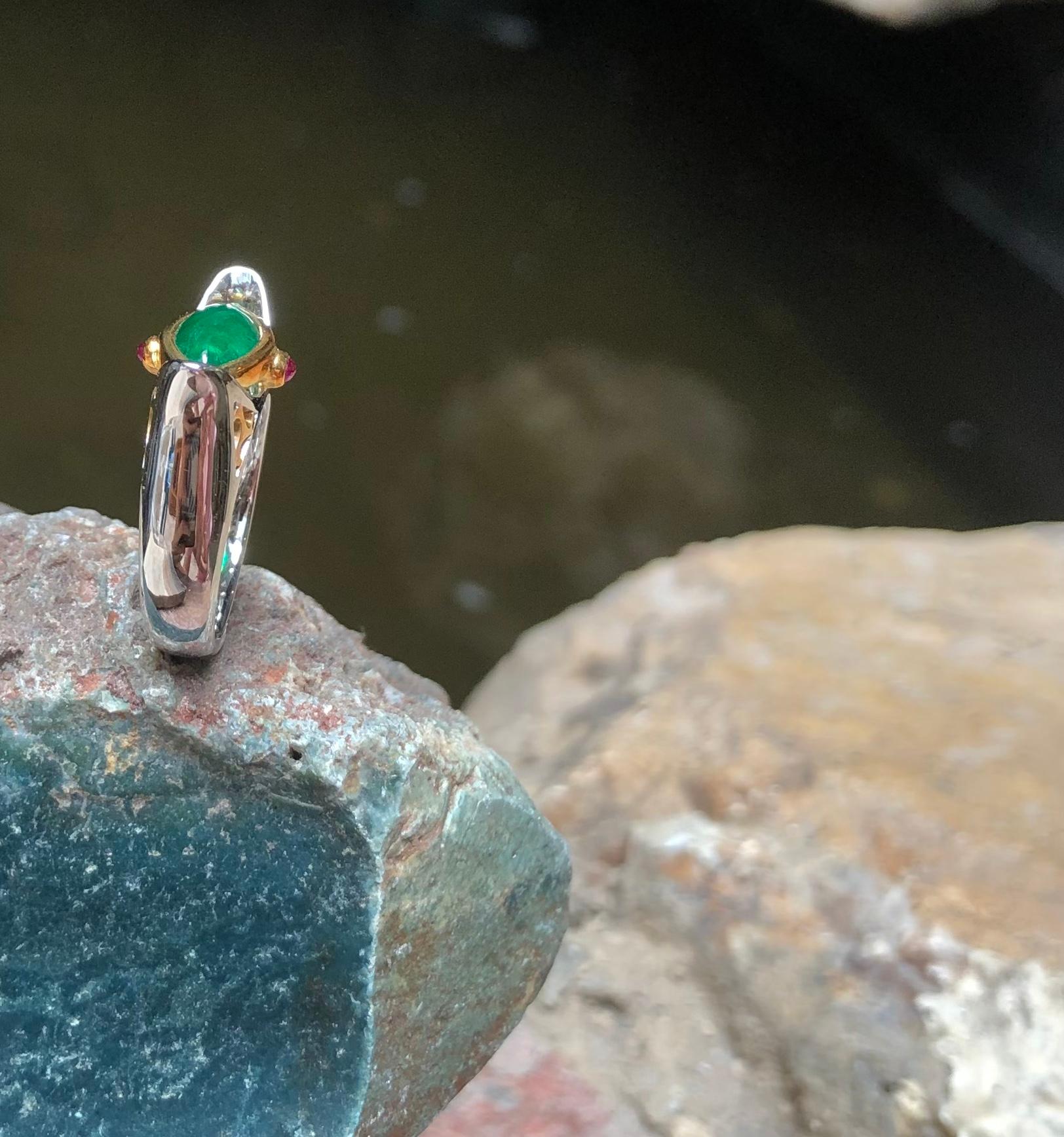 Bague Sycee/Yuan Bao en or blanc 18 carats sertie d'émeraudes et de rubis cabochon en vente 8