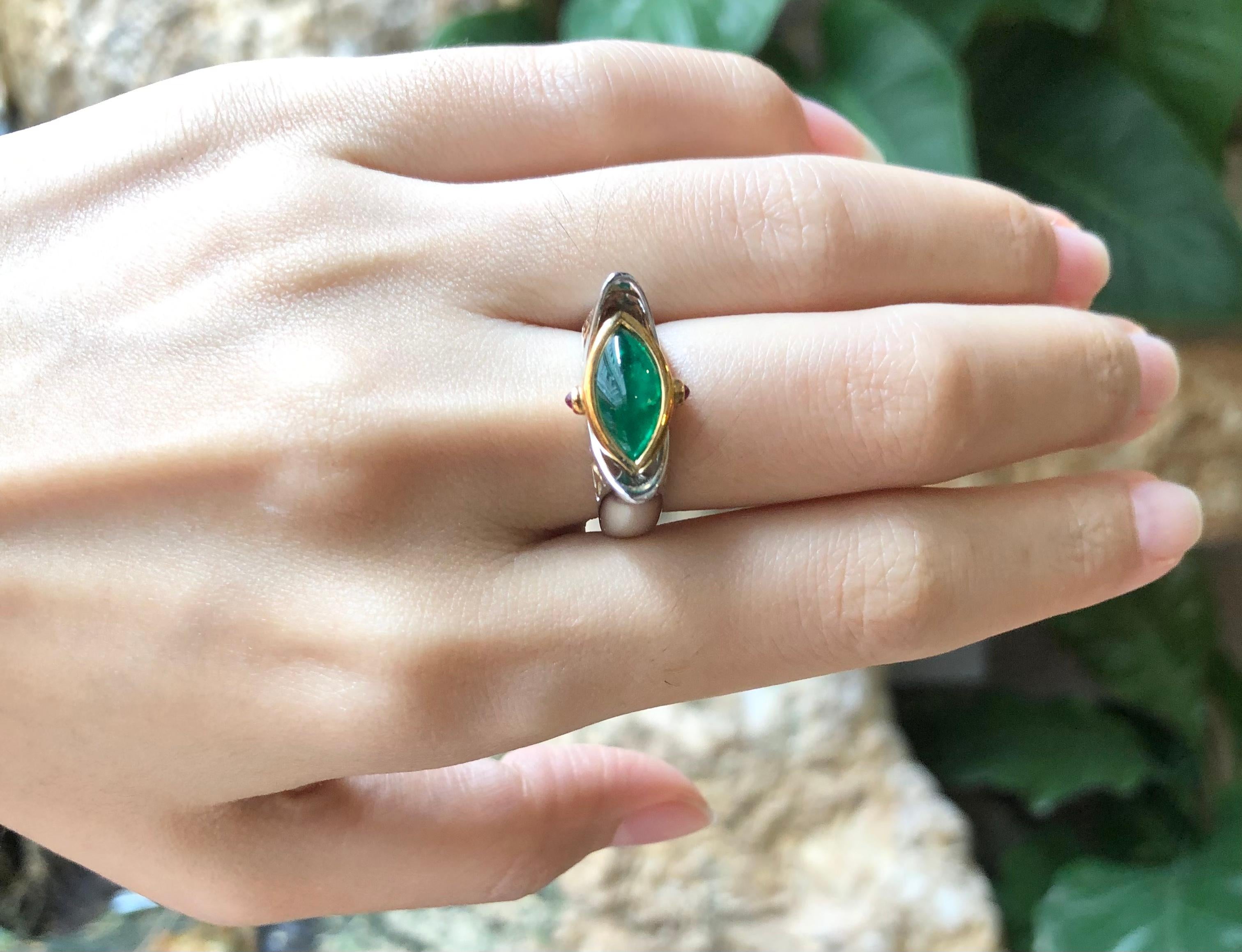 Contemporain Bague Sycee/Yuan Bao en or blanc 18 carats sertie d'émeraudes et de rubis cabochon en vente