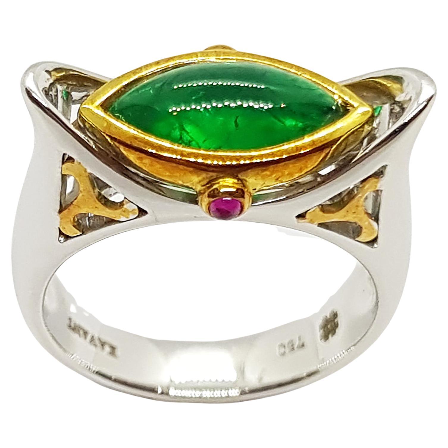 Bague Sycee/Yuan Bao en or blanc 18 carats sertie d'émeraudes et de rubis cabochon