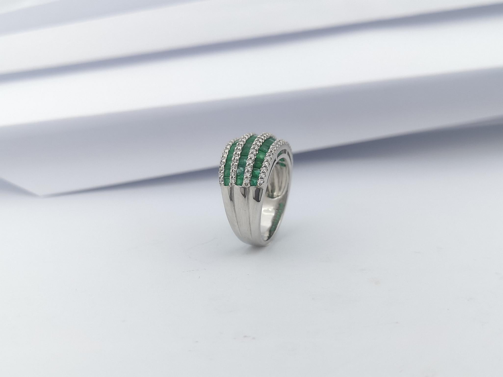 Emerald with Cubic Zirconia Ring set in Silver Settings For Sale 10