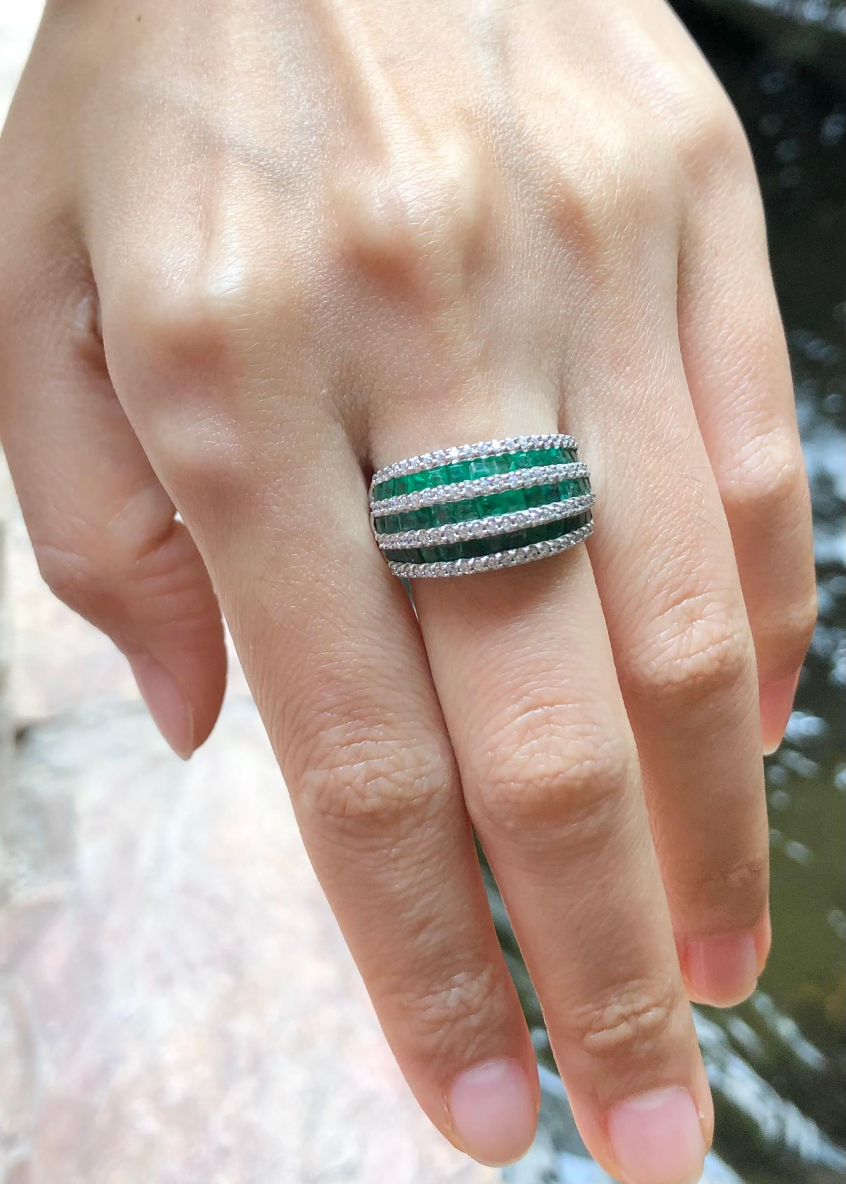 Ring mit Smaragd und kubischem Zirkon in Silberfassung

Breite: 2,0 cm 
Durchmesser: 1,1 cm
Ringgröße: 54
Gesamtgewicht: 6,03 Gramm

Bitte beachten Sie, dass die Silberfassung mit Rhodium versehen ist, um den Glanz zu fördern und die Oxidation zu