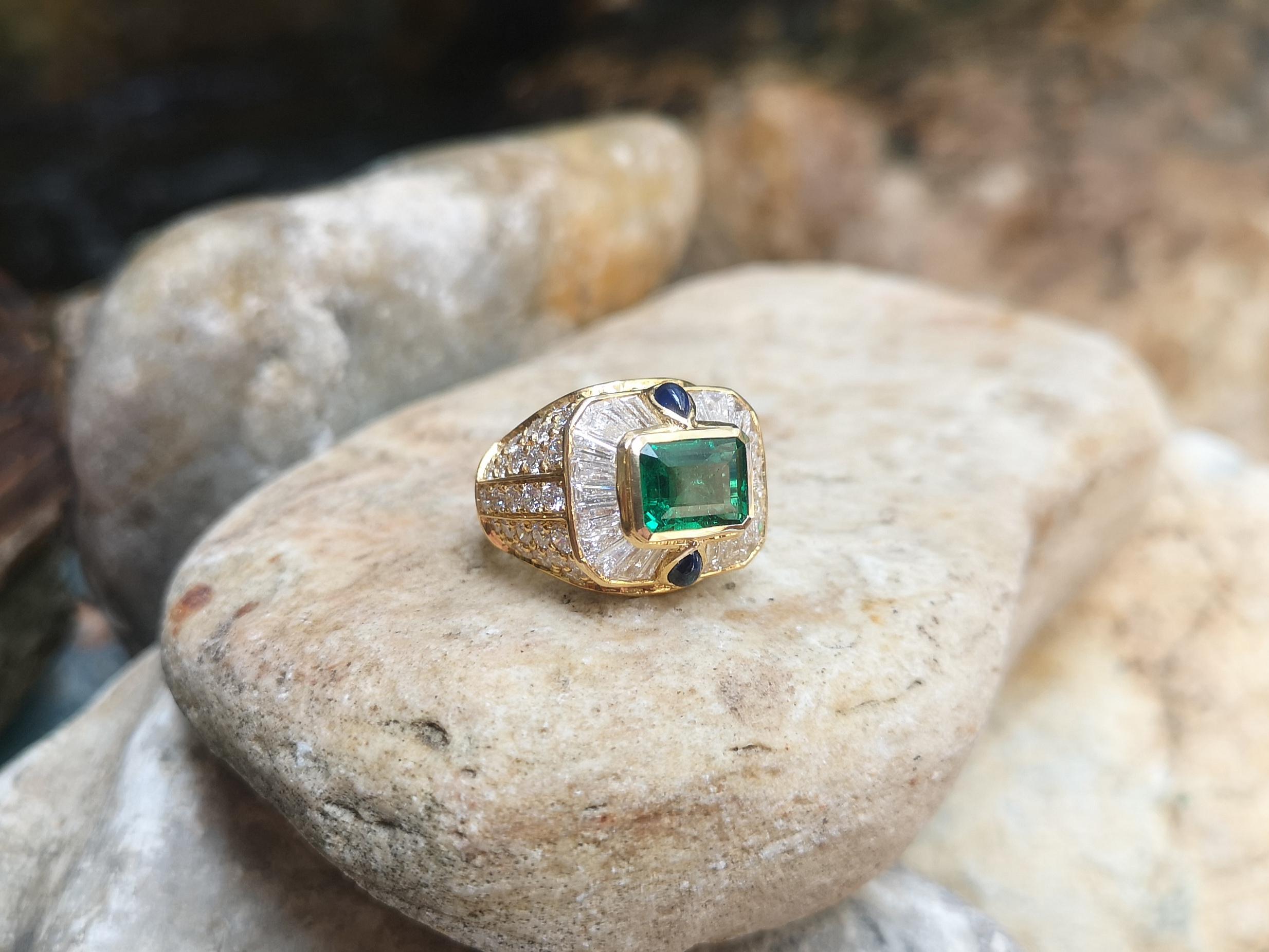 Emerald with Diamond and Cabochon Blue Sapphire Ring in 18 Karat Gold Settings For Sale 6