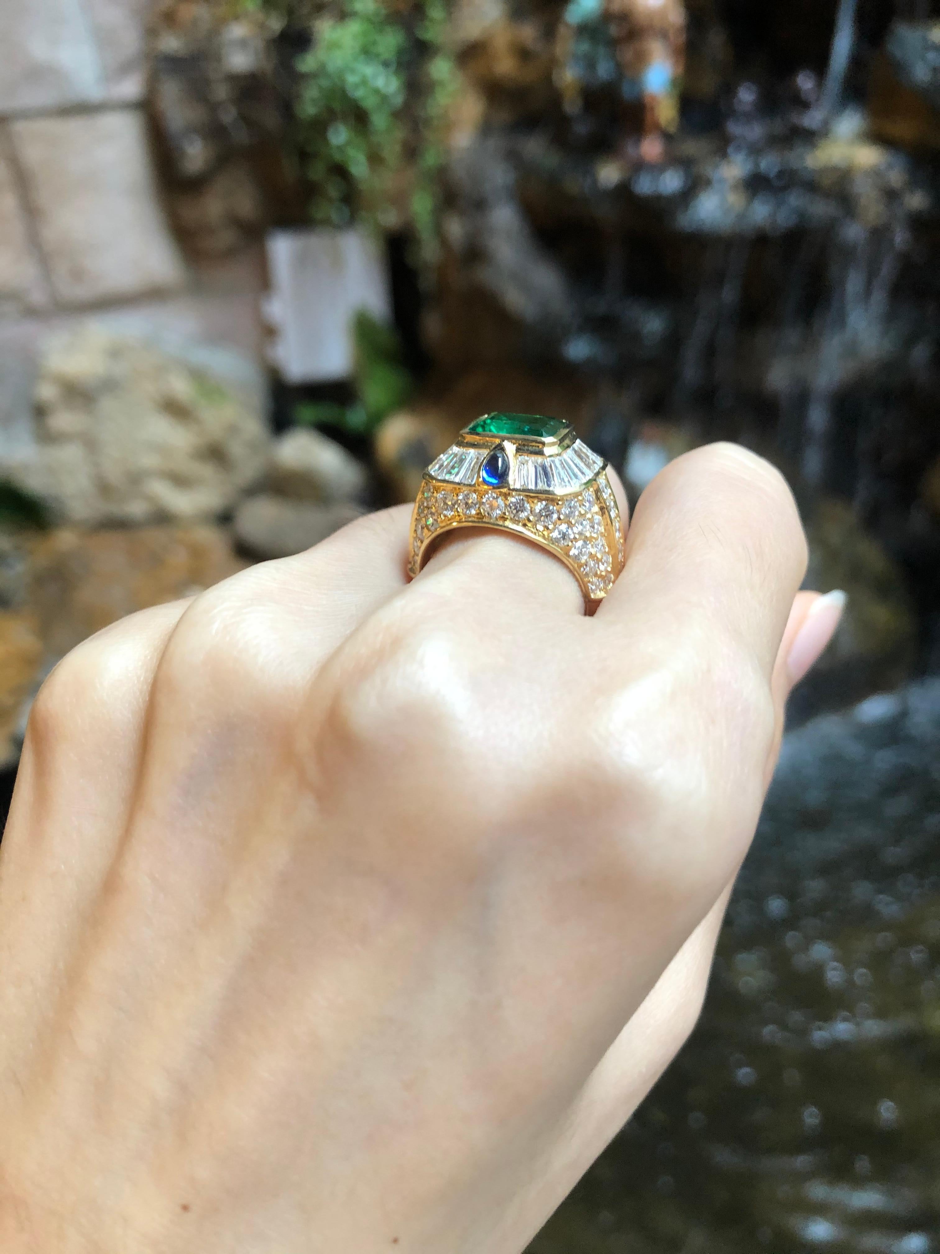 Ring mit Smaragd mit Diamant und blauem Saphir im Cabochon-Schliff in 18 Karat Goldfassungen im Zustand „Neu“ im Angebot in Bangkok, TH