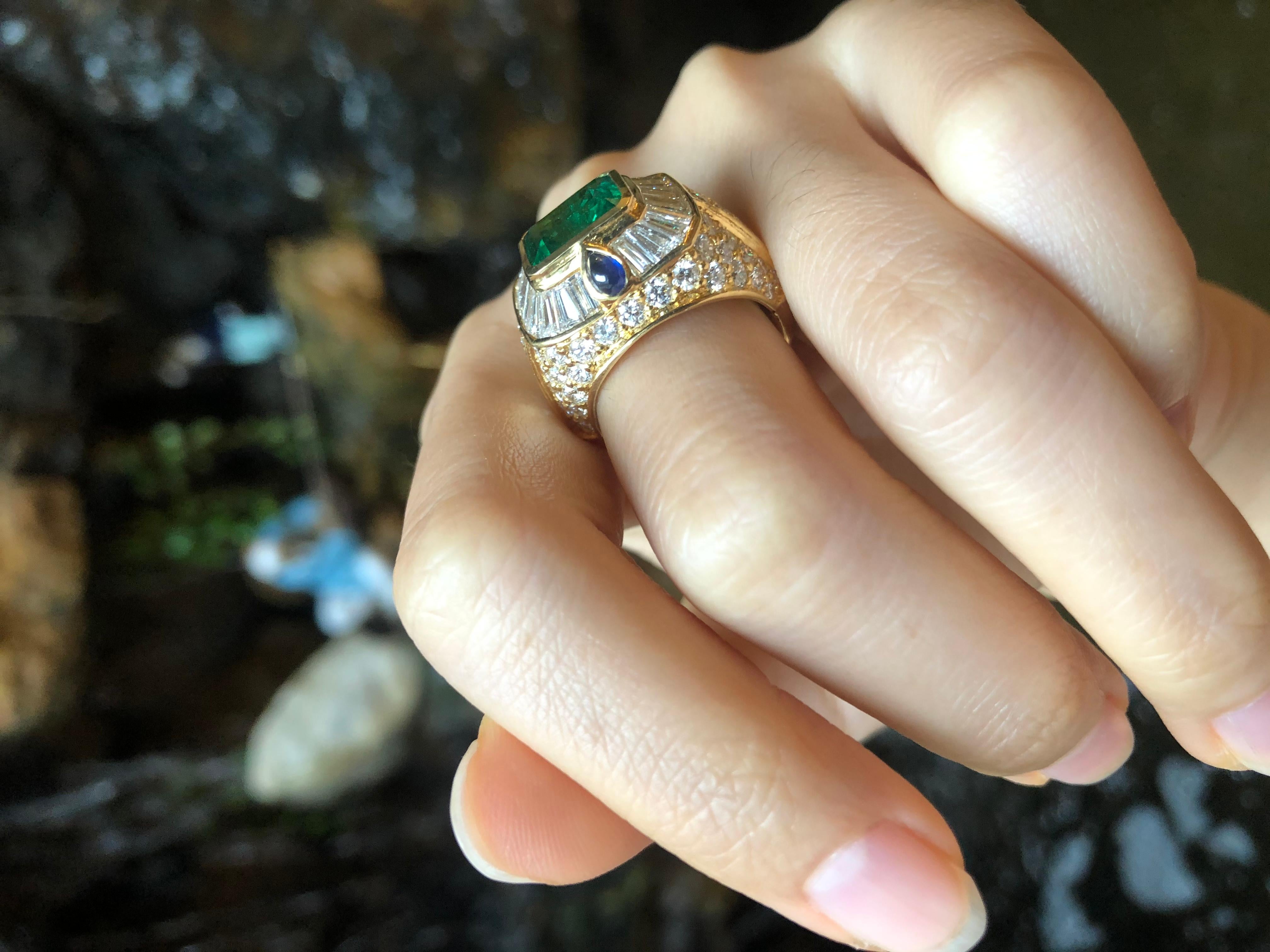 Ring mit Smaragd mit Diamant und blauem Saphir im Cabochon-Schliff in 18 Karat Goldfassungen im Angebot 1