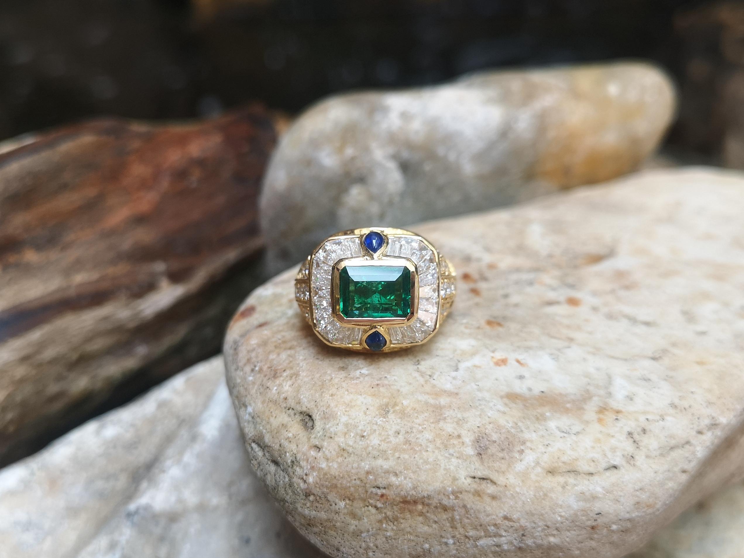 Emerald with Diamond and Cabochon Blue Sapphire Ring in 18 Karat Gold Settings For Sale 2