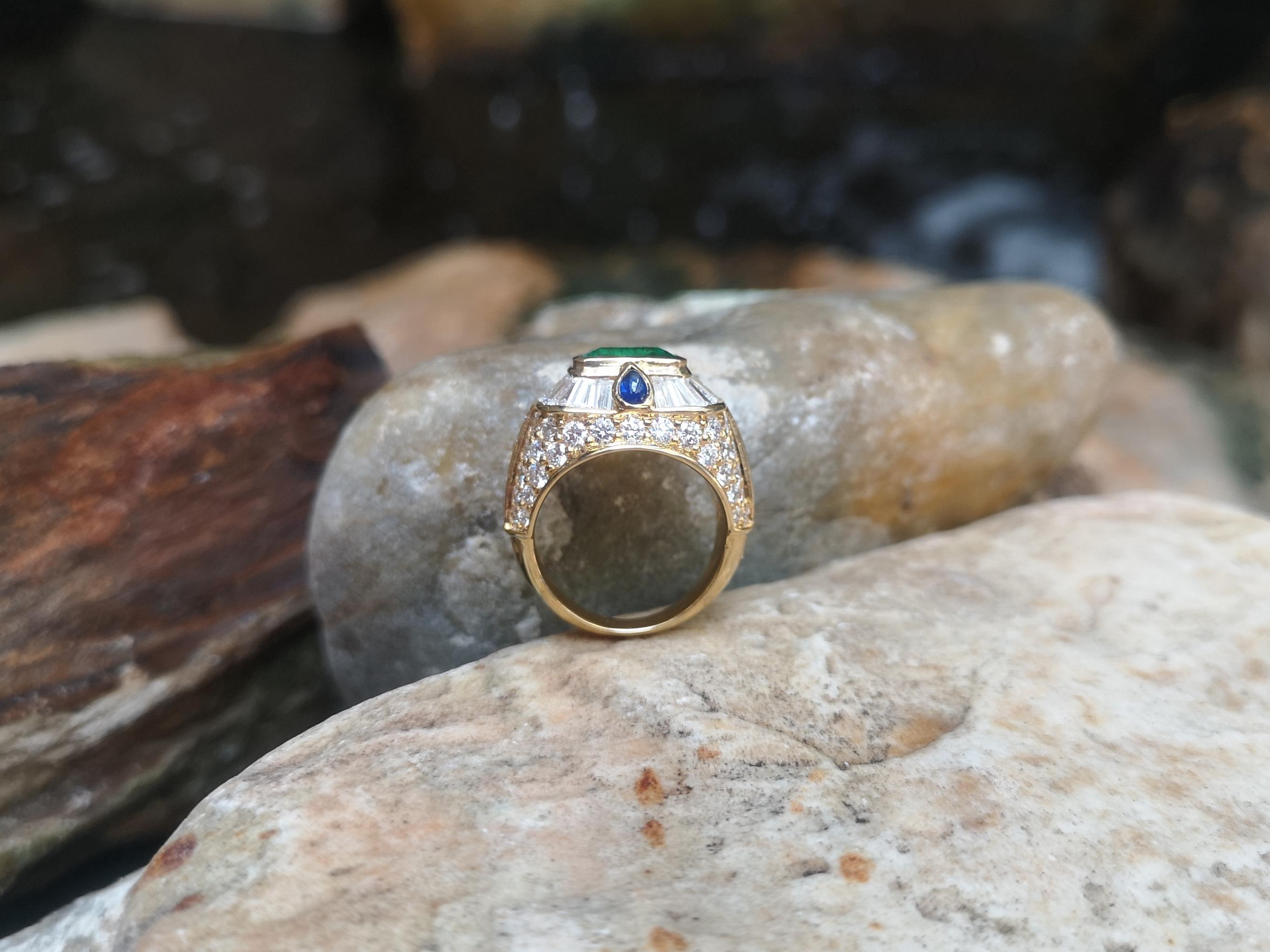 Emerald with Diamond and Cabochon Blue Sapphire Ring in 18 Karat Gold Settings For Sale 3