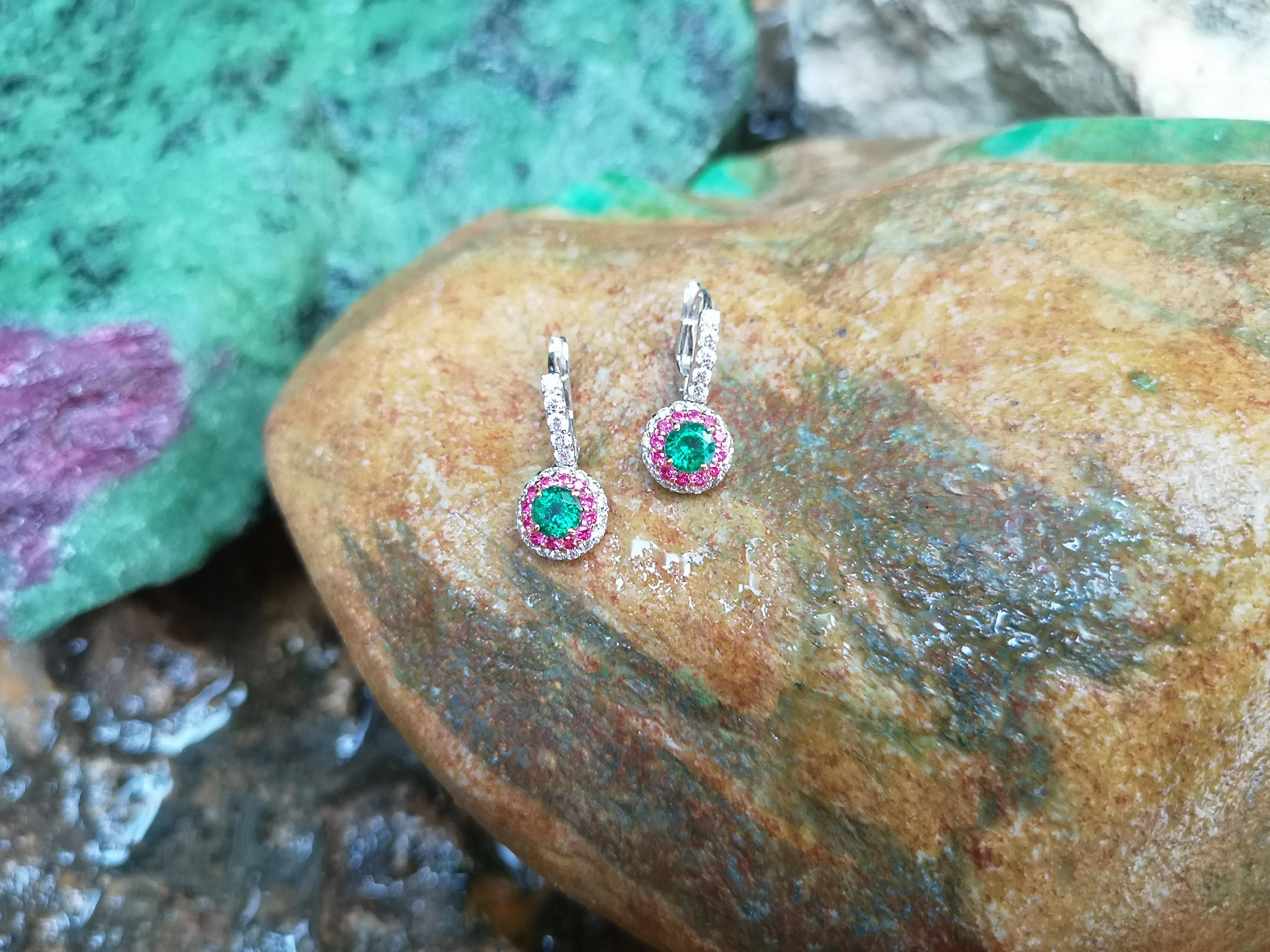 Emerald with Diamond and Pink Sapphire Earrings Set in 18 Karat White Gold In New Condition For Sale In Bangkok, TH