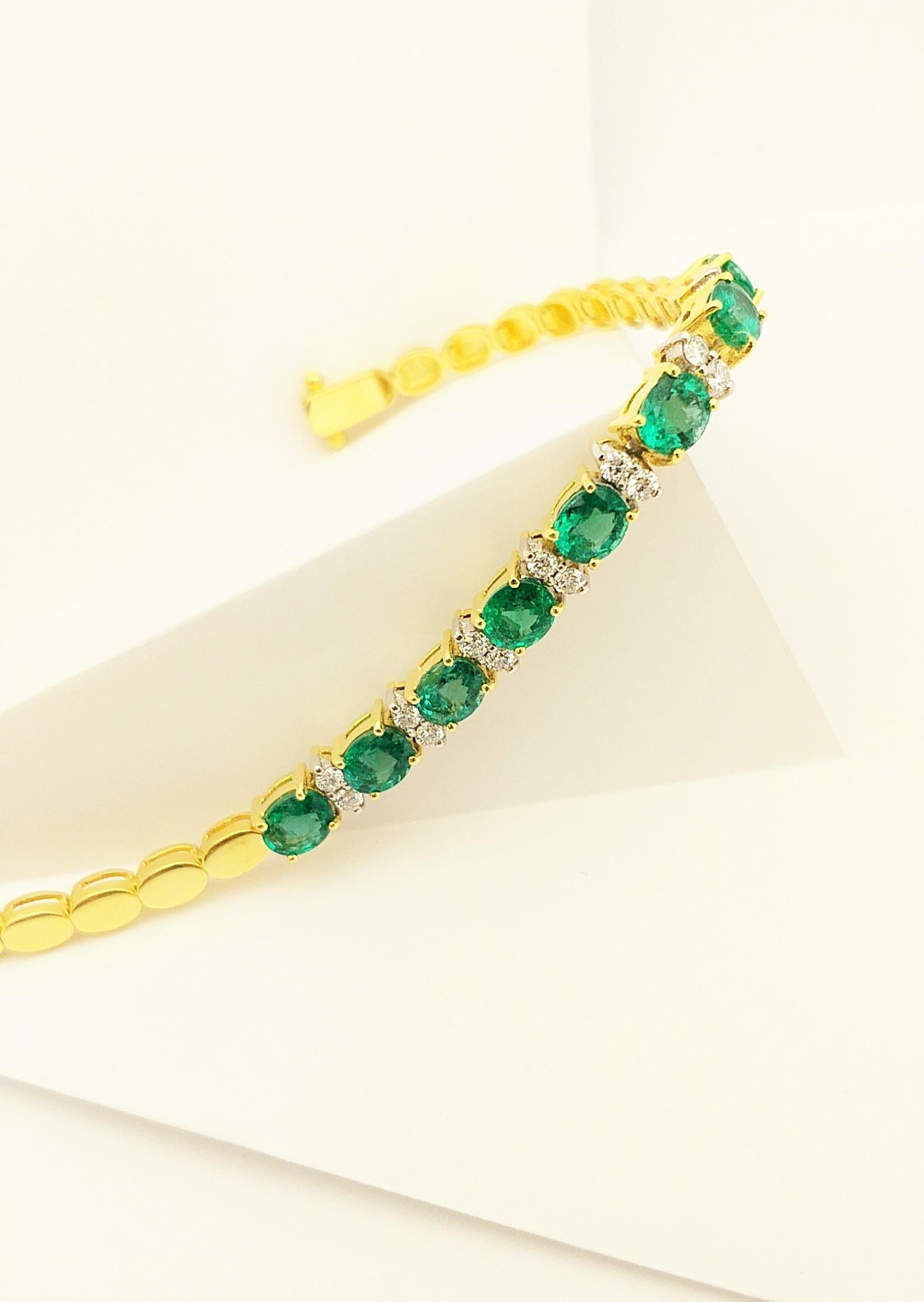 Emerald with Diamond Bracelet Set in 18 Karat Gold Setting For Sale 7