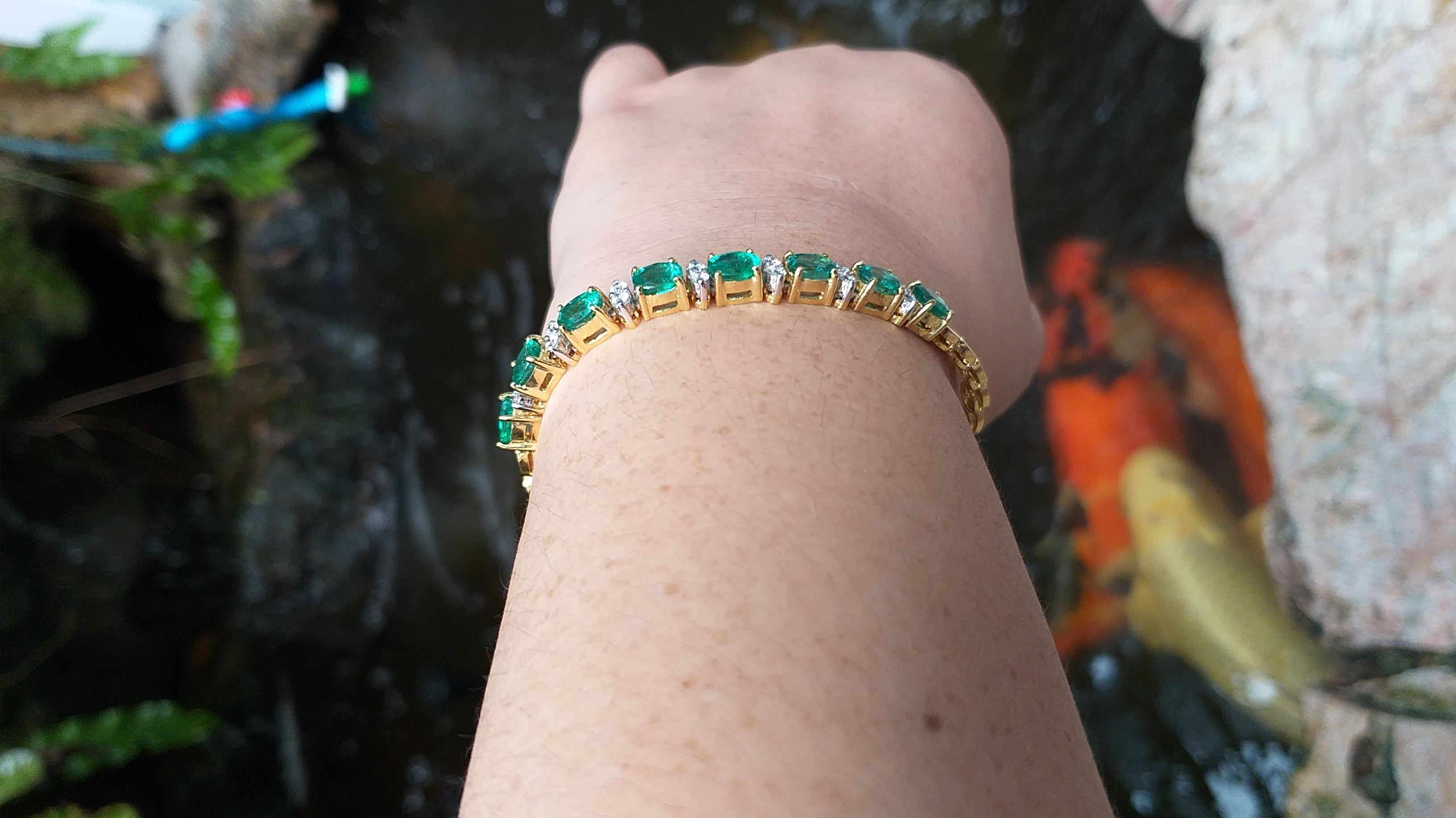 Women's Emerald with Diamond Bracelet Set in 18 Karat Gold Setting For Sale