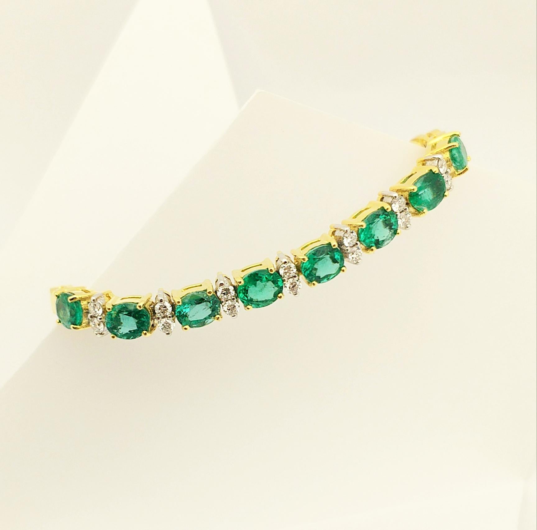 Emerald with Diamond Bracelet Set in 18 Karat Gold Setting For Sale 3