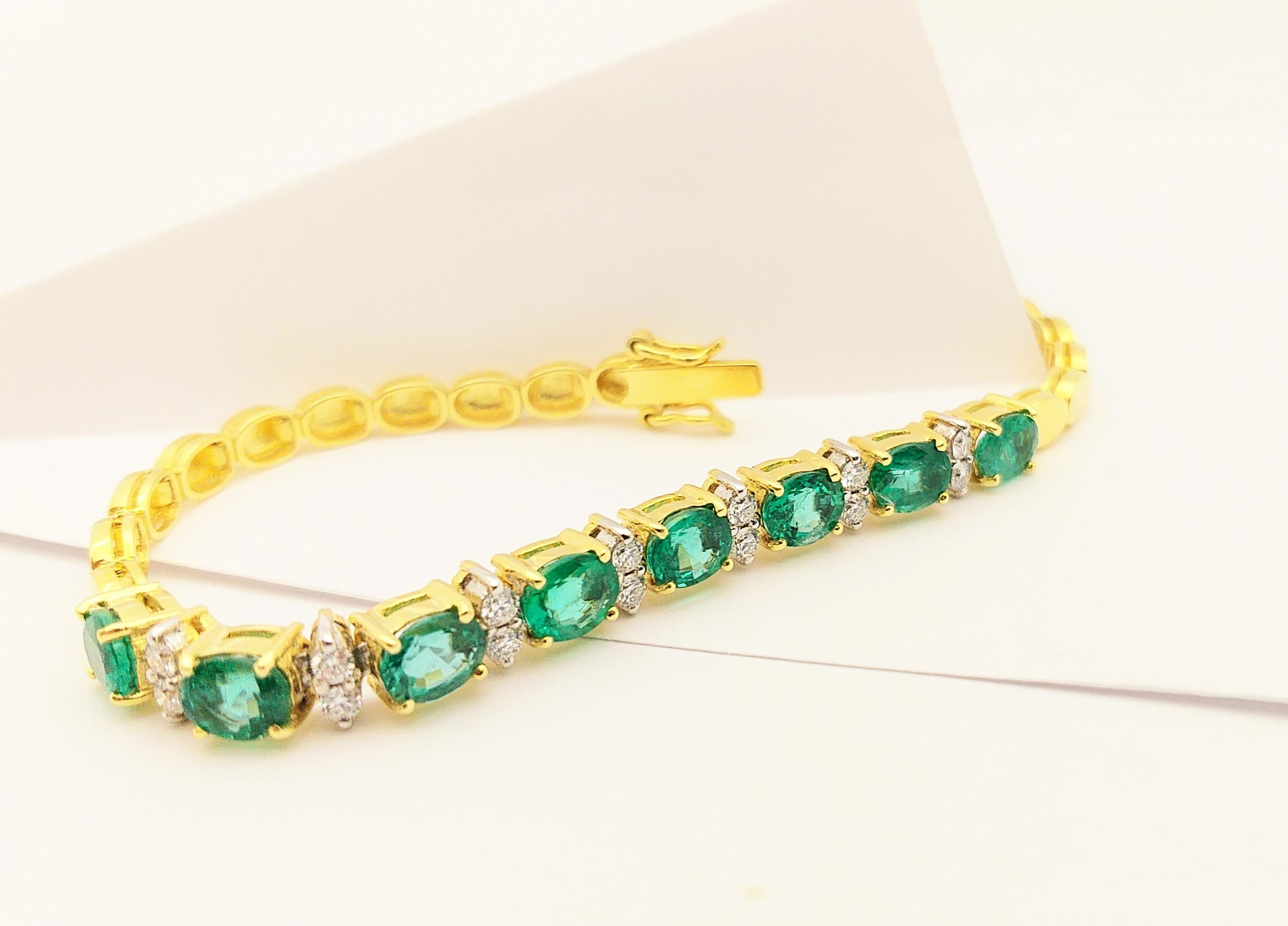 Emerald with Diamond Bracelet Set in 18 Karat Gold Setting For Sale 4